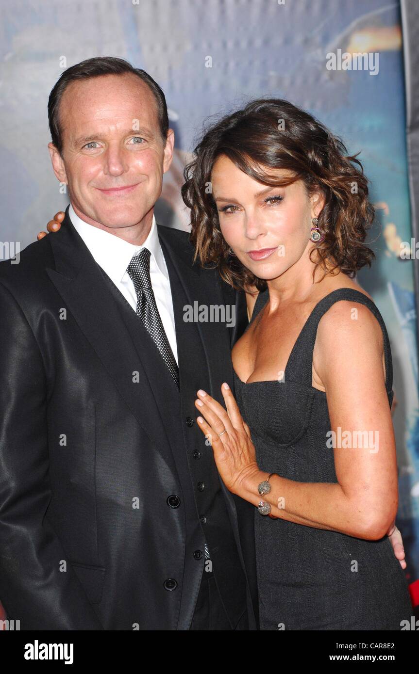 Clark Gregg, Jennifer Grey presso gli arrivi per i vendicatori Premiere, El Capitan theater, Los Angeles, CA, 11 aprile 2012. Foto di: Elizabeth Goodenough/Everett Collection Foto Stock