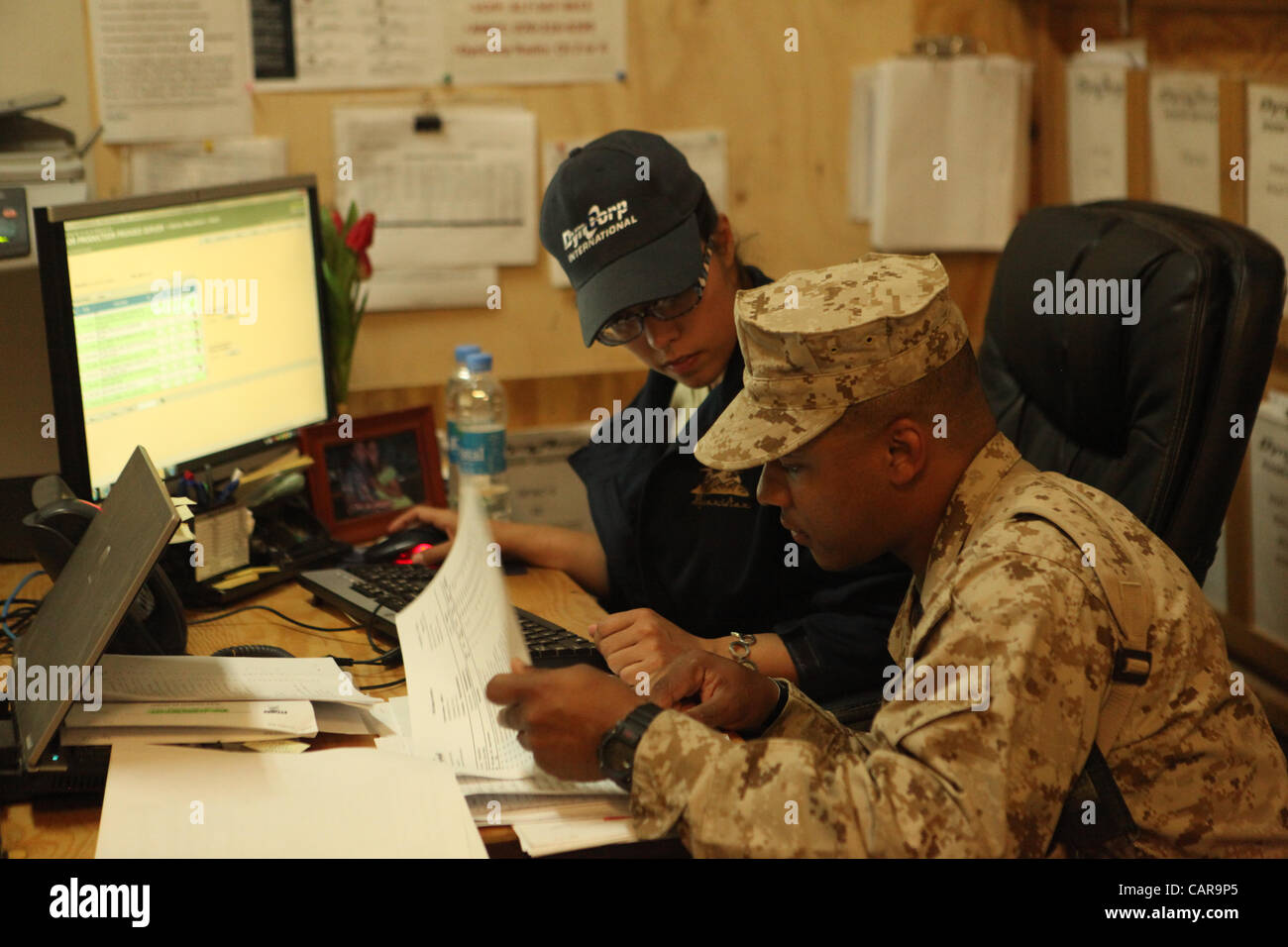 Gunnery Sgt. David M. Anderson, food service chief, ispeziona i numeri per cenare Agevolazione 5 su Camp Leatherneck, Afghanistan, 12 aprile. Una delle sue molte responsabilità è di ispezionare i numeri, tutti gli otto strutture per cenare corre funzionano senza problemi. Foto Stock