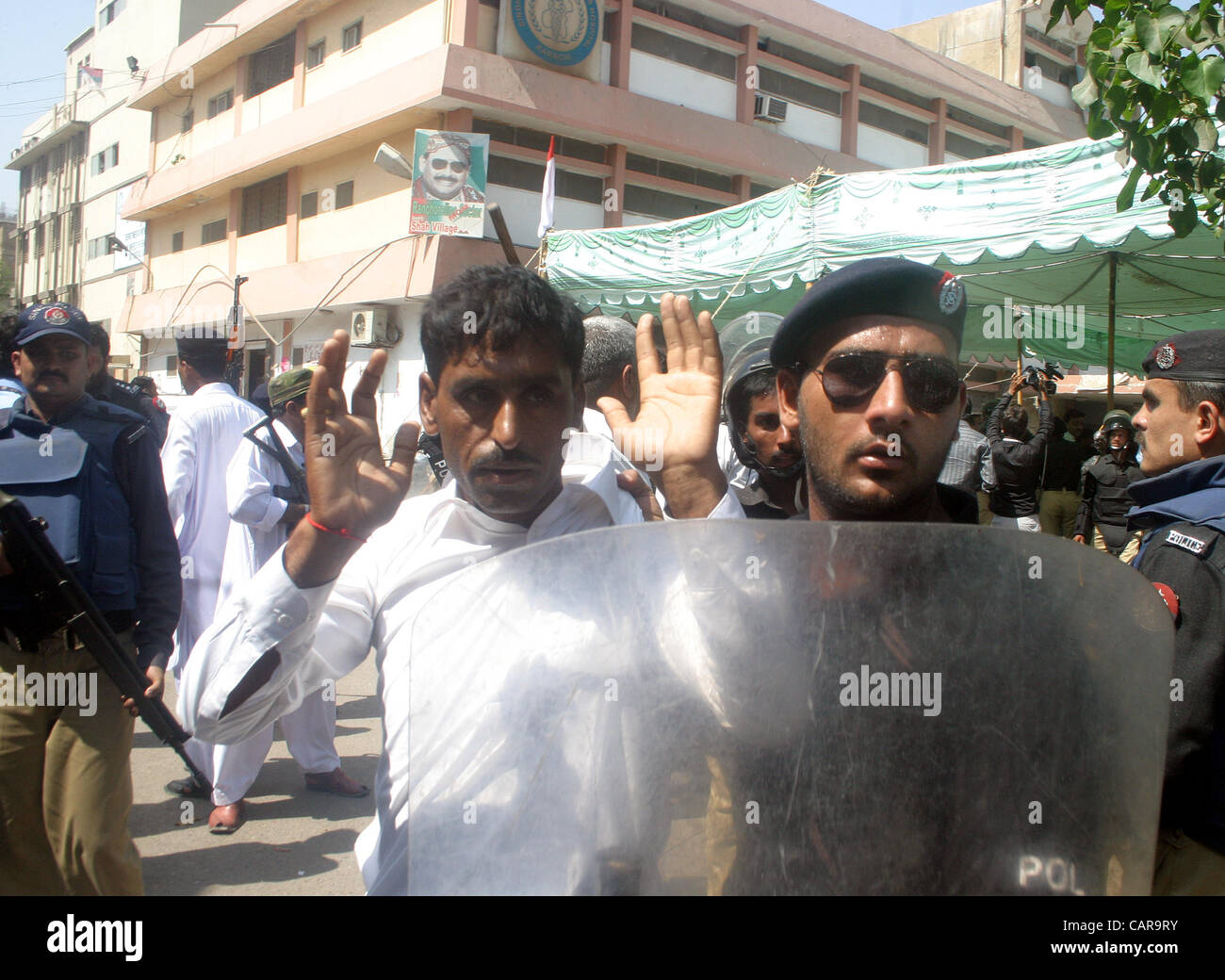 Poliziotti di arrestare i dimostranti durante la manifestazione di protesta del personale paramedico Servizi di associazione ospedale in favore delle loro richieste a Karachi il giovedì 12 aprile, 2012. Foto Stock