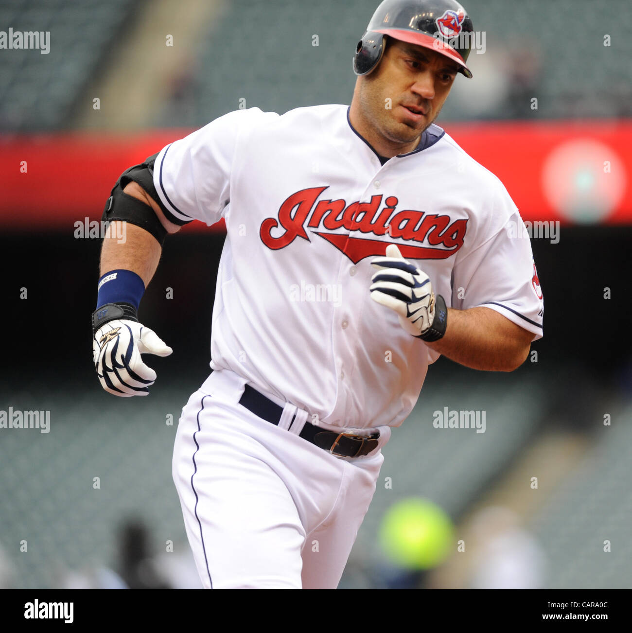 CLEVELAND, OH, Stati Uniti d'America - 11 aprile: Cleveland Indians designato hitter Travis Hafner (48)tornate le basi dopo aver colpito un home run nel quarto inning al campo progressivo in Cleveland, OH, Stati Uniti d'America su Mercoledì, 11 aprile 2012. Foto Stock