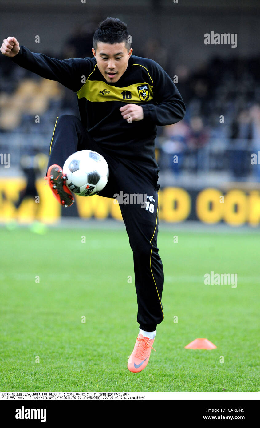 Michihiro Yasuda (Vitesse), 12 aprile 2012 - Calcio : Michihiro Yasuda di Vitesse si riscalda prima di Eredivisie olandese match tra VVV Venlo 1-3 Vitesse a De Koel a Venlo, Paesi Bassi. (Foto di Takamoto Tokuhara/AFLO) Foto Stock