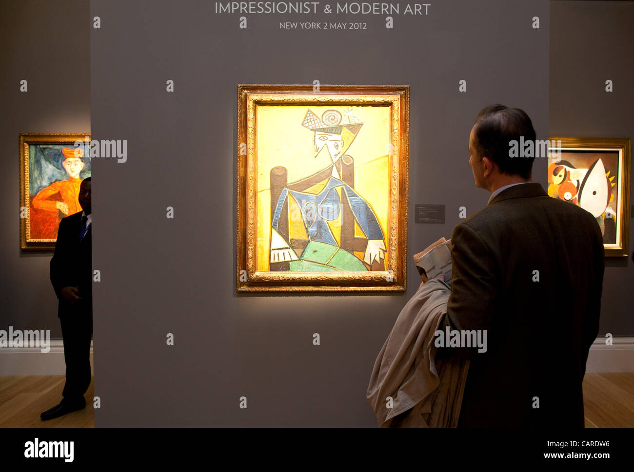 Immagine mostra Pablo Picasso "Femme Assise Dans Un Fauteuil', sul display pubblico da Sotheby's impressionista, Arte Moderna e Contemporanea mostra a Londra, Regno Unito. Stimato in valore di £ 12,5 m-£18.9m prima della sua vendita a New York il 2 maggio 2012. Foto Stock