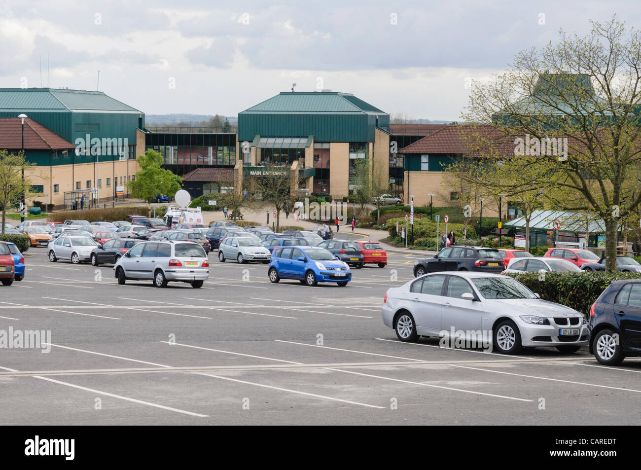 Parcheggio auto a Antrim Area Ospedale Foto Stock