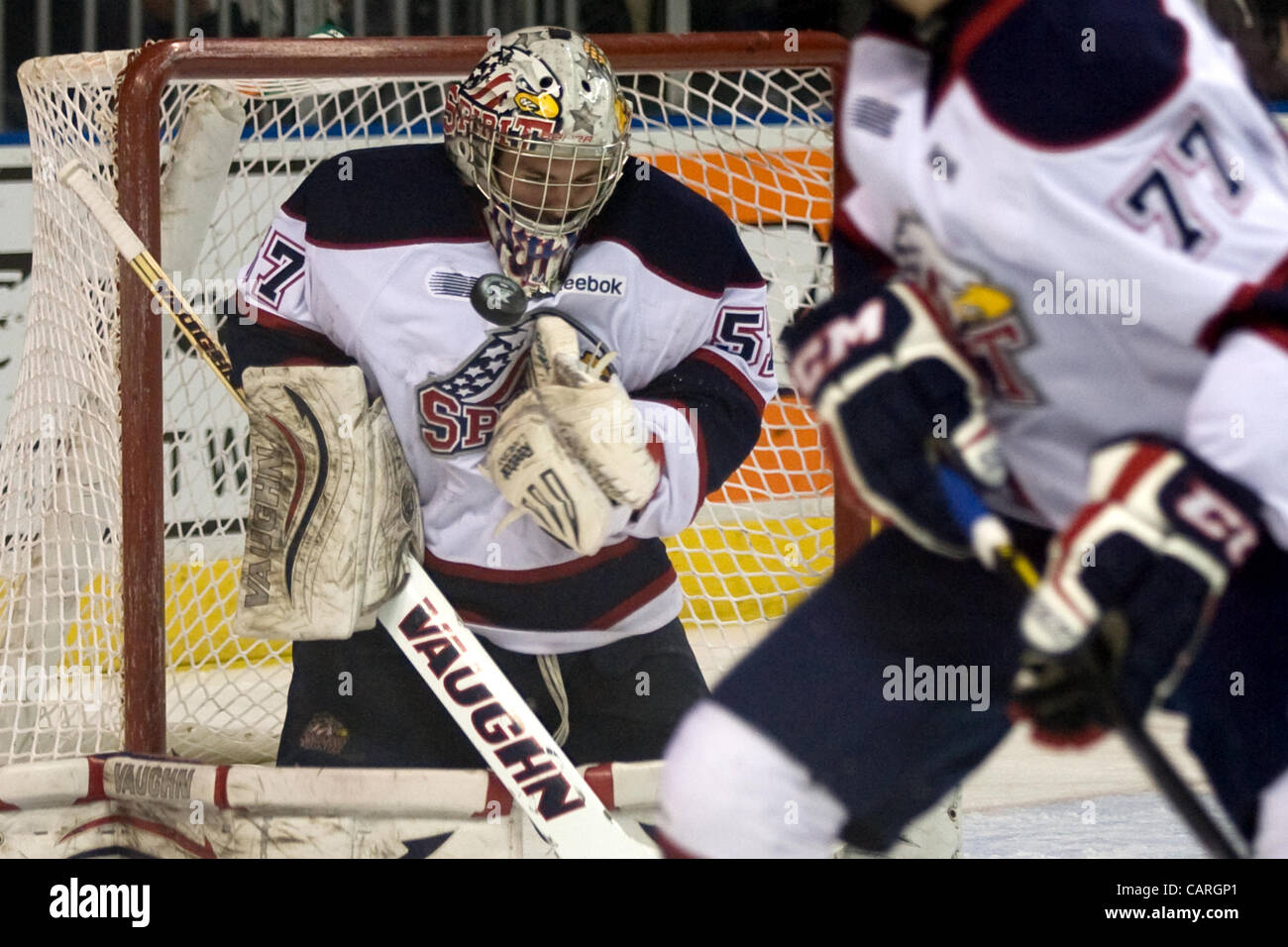 London Ontario, Canada - 13 aprile 2012. La Saginaw spirito goalie Jake Paterson rende un salvataggio. I Cavalieri di Londra ha sconfitto la Saginaw spirito 2 - 1 in lavoro straordinario presso la John Labatt Centre prendendo un tre a due serie di piombo. Foto Stock