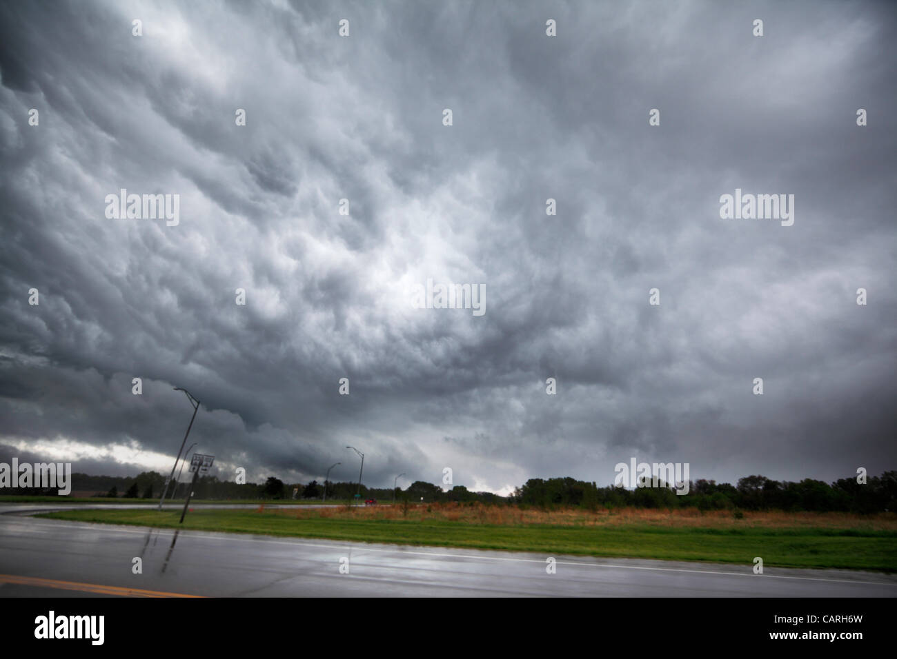 Creta Nebraska, USA 14 Aprile, 2012 -- nuvole temporalesche da una violenta tempesta croce sopra il bordo di Creta, Nebraska il 14 aprile, 2012. Forti tempeste compresi Tornado erano le previsioni per la parte orientale del Nebraska. Foto Stock