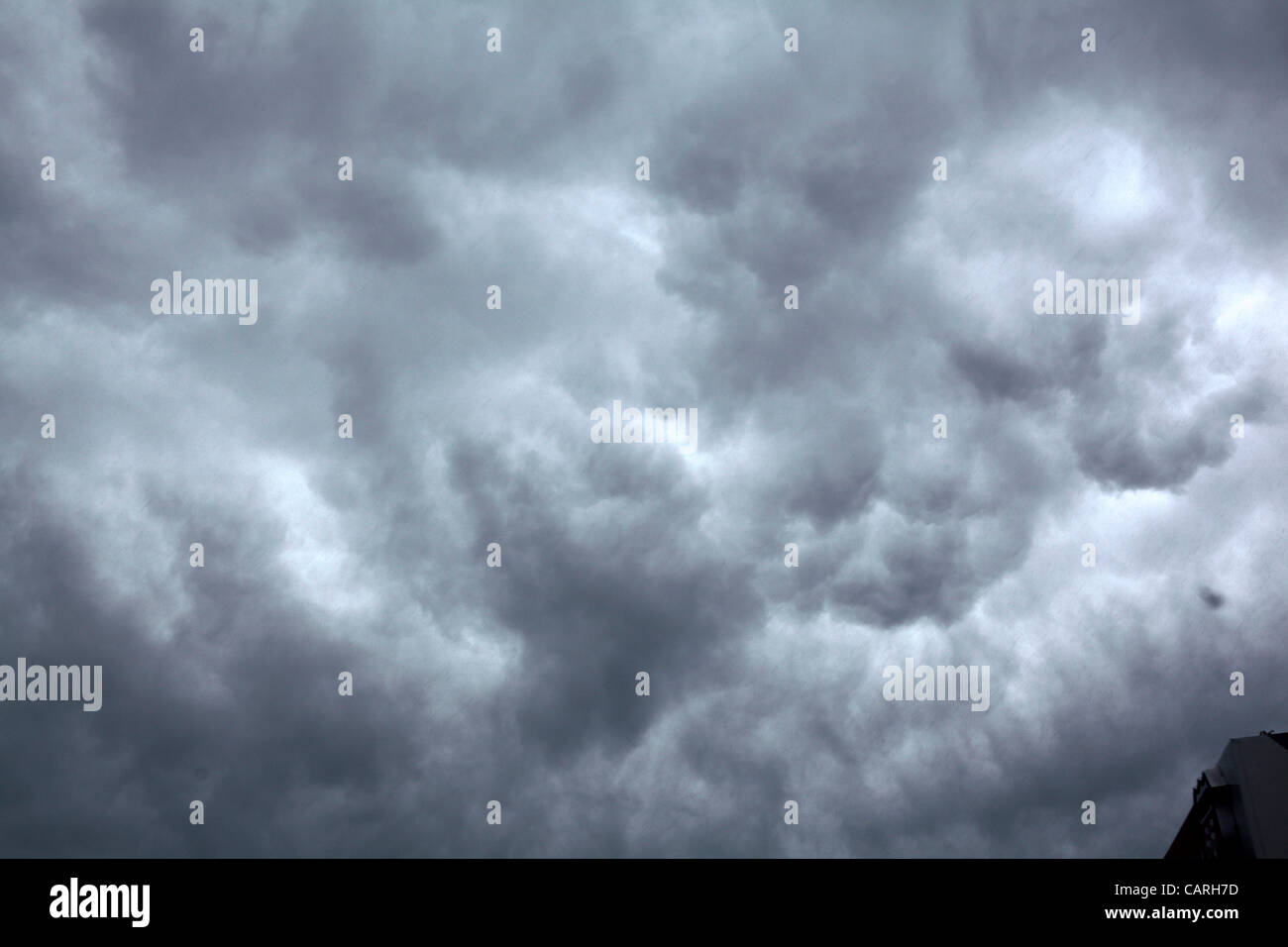 Creta, Nebraska USA 14 Aprile 2012 -- un dettaglio del cielo sopra di Creta, Nebraska mostra turbolenza e heavy rain. Il Nebraska orientale era meteo per ricevere tornades il 14 aprile, e le previsioni di pesanti tempeste sono state corrette. Foto Stock