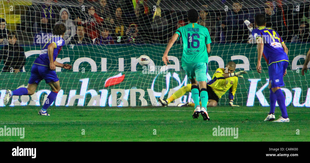 Liga BBVA - Calcio, Spagna - Levante UD vs FC Barcellona - Giornata - 14/04/2012 -- la pena per il Levante UD che imposta il punteggio 1-0 per il team locale, Levante UD, segnati da Barkero Foto Stock