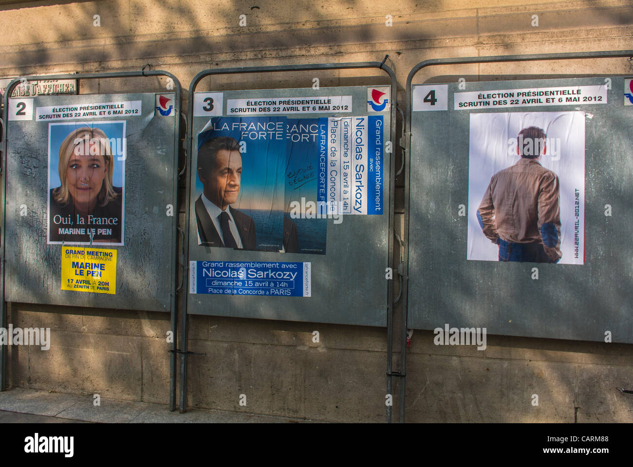 Parigi, Francia, Campagna presidenziale francese elezioni politiche Posters in mostra, diversi segnali campagna pubblicitaria, votare le elezioni in francia Foto Stock
