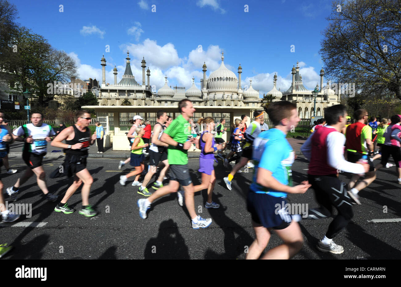 I runner passano davanti al Royal Pavilion durante la maratona di Brighton 2012 Foto Stock