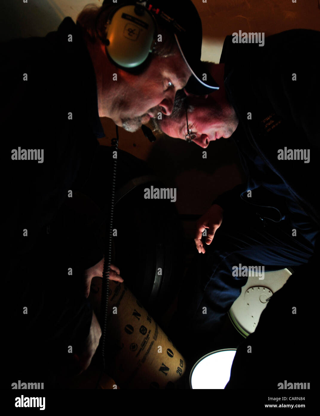 Bill Armstrong e Christopher Kelsey, ingegneri di manutenzione del Canadian Ice Service, conducono una goccia di petali di rosa sul sito del naufragio del Titanic a Terranova, Canada, in occasione dell'anniversario dell'affondamento nel 1912. Foto Stock