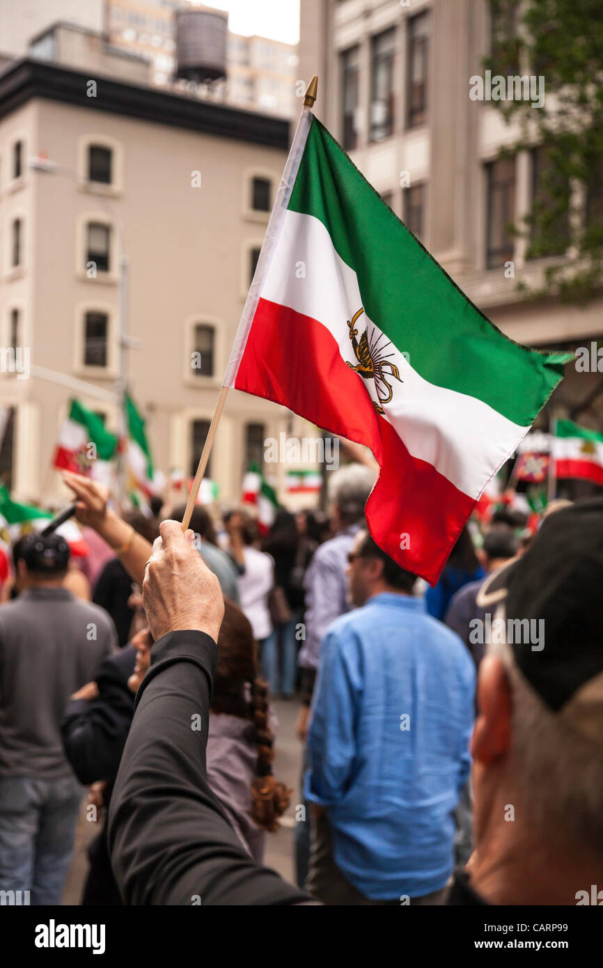 La città di New York, Stati Uniti d'America. 15 apr 2012. Il persiano di cultura e di storia è stato sul display dalla bandiera sventola la folla lungo Madison Avenue. La parata celebra l'inizio dell'persiano di Anno Nuovo, Nowruz, segnando il primo giorno di primavera. Foto Stock