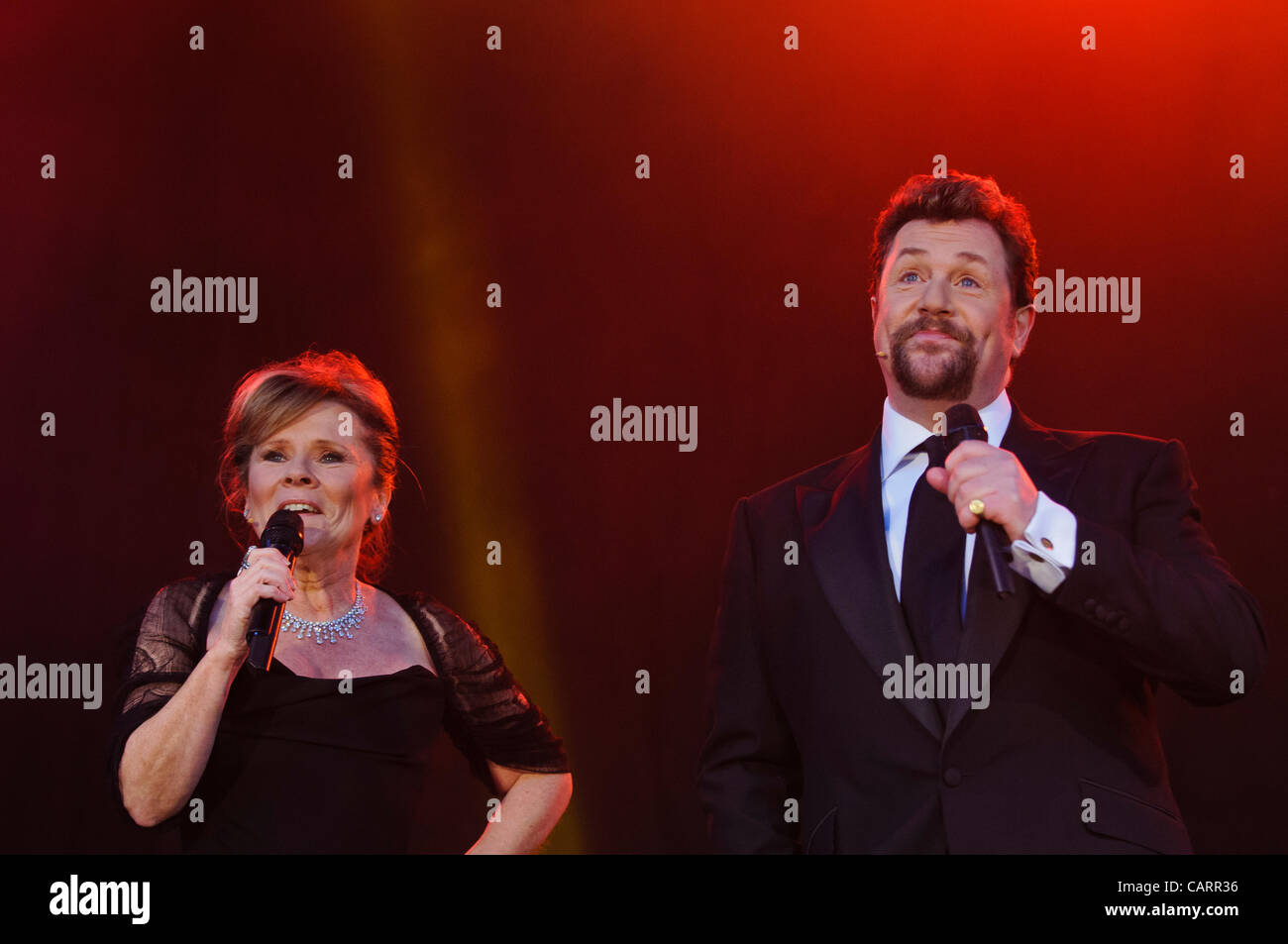 Londra Covent Garden, 15 aprile 2012. A Olivier Awards 2012, (sinistra) Imelda Staunton (attrice) e (destra) Michael Ball (cantante e attore) preparare per introdurre gli annunciatori della BBC Radio 2 Olivier Audience Award. Fotografia : Stephen Chung Foto Stock