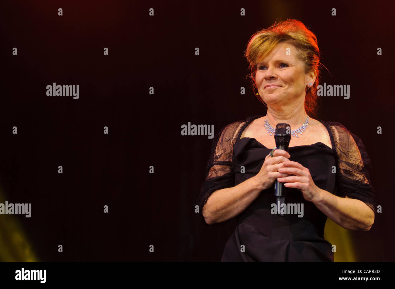 Londra Covent Garden, 15 aprile 2012. A Olivier Awards 2012, Imelda Staunton (attrice) si prepara a introdurre gli annunciatori della BBC Radio 2 Olivier Audience Award. Fotografia : Stephen Chung Foto Stock