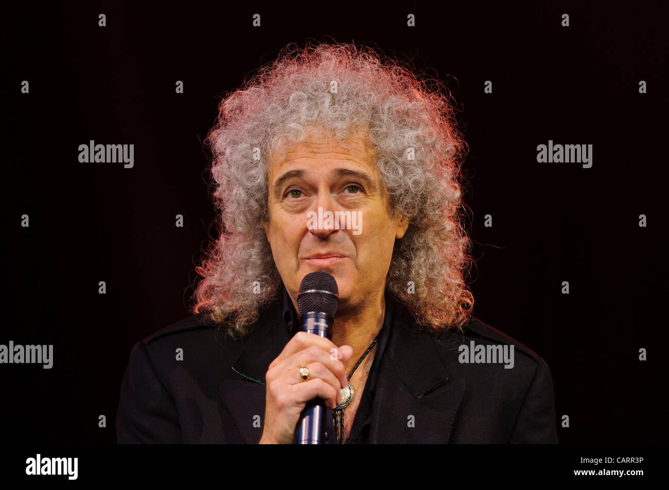 Londra Covent Garden, 15 aprile 2012. A Olivier Awards 2012, Brian May (chitarrista della rock band, Queen) legge la lista dei candidati per la BBC Radio 2 Olivier Audience Award. Fotografia : Stephen Chung Foto Stock