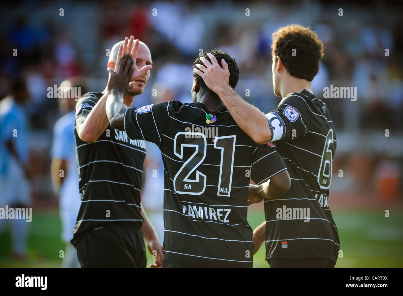 Aprile 15, 2012 - San Antonio, TX, Stati Uniti d'America - San Antonio scorpioni giocatori raggruppare durante il team inaugurale della partita in casa domenica 15 aprile, 2012. Il team è di proprietà dell'imprenditore Gordon Hartman e procede dal beneficio del team Morgan's Wonderland, un ultra-parco accessibile per persone di tutte le abilità. Foto Stock