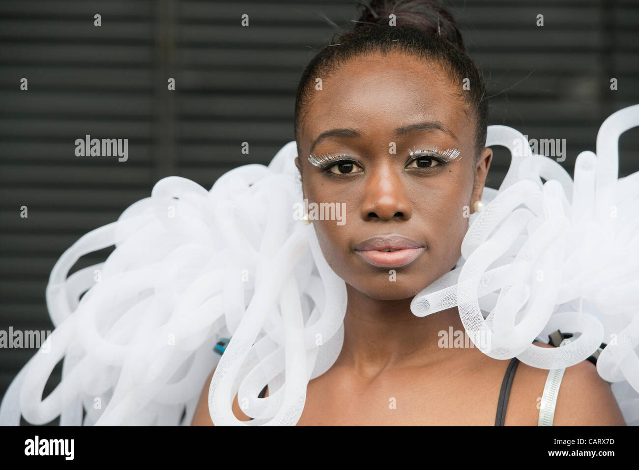 Una giovane modella posa per i fotografi al termine del primo giorno di quella alternativa London Fashion Show Aprile 16th, 2012, a Londra REGNO UNITO Foto Stock