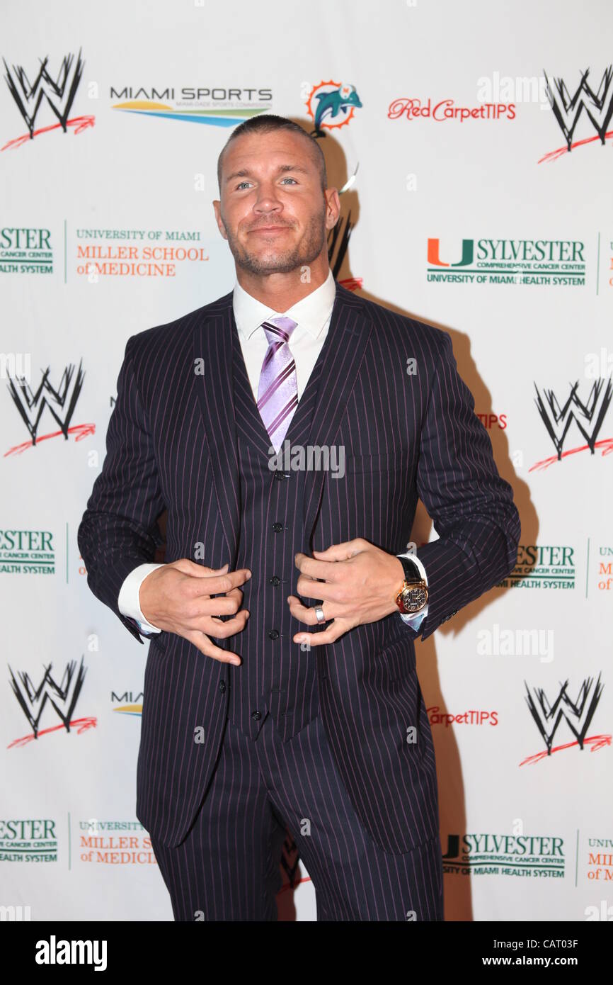 Randy Orton comporta per i media sul tappeto rosso al WWE 2012 Arte & Fashion Show sull'Isola di Star in Miami, FL. Foto Stock