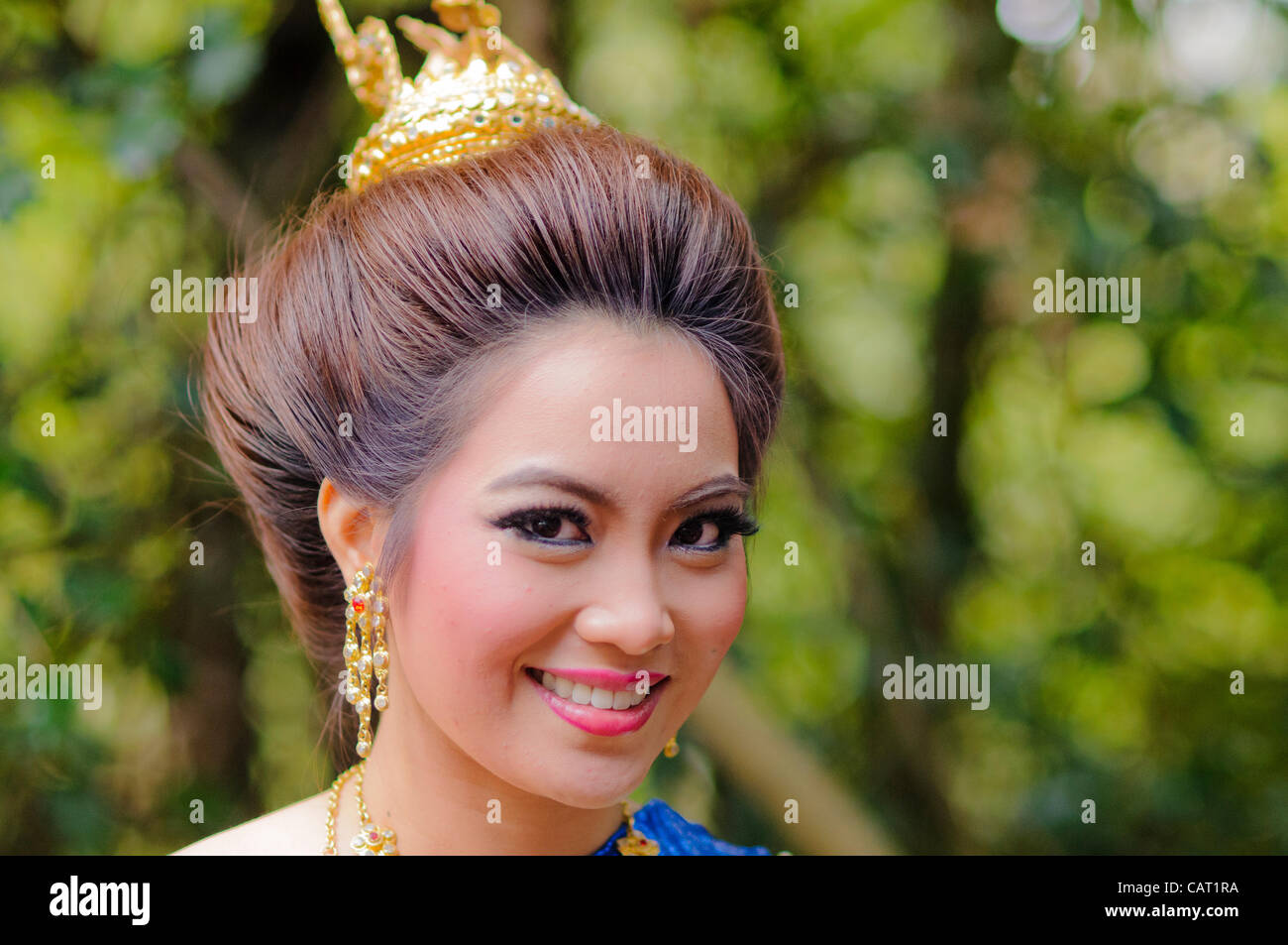 Il torneo di Wimbledon, Londra, UK, 15 aprile 2012. Presso il tempio thailandese di Wat Buddhapadipa per celebrare il Songkran, Tailandese Anno nuovo, un concorrente di Miss Songkran concorso di bellezza in posa per una foto. Foto Stock