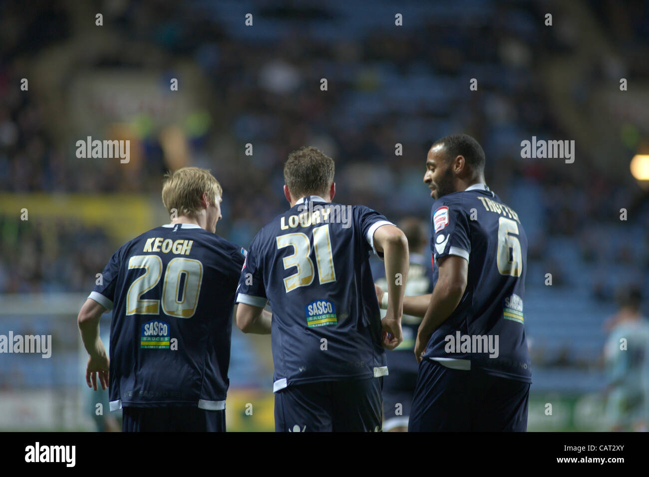 17.04.2012 Coventry, Inghilterra. Coventry City v Millwall. Shane Lowry (Milwall) celebra il punteggio durante il campionato NPower gioco giocato al Ricoh Arena. Foto Stock