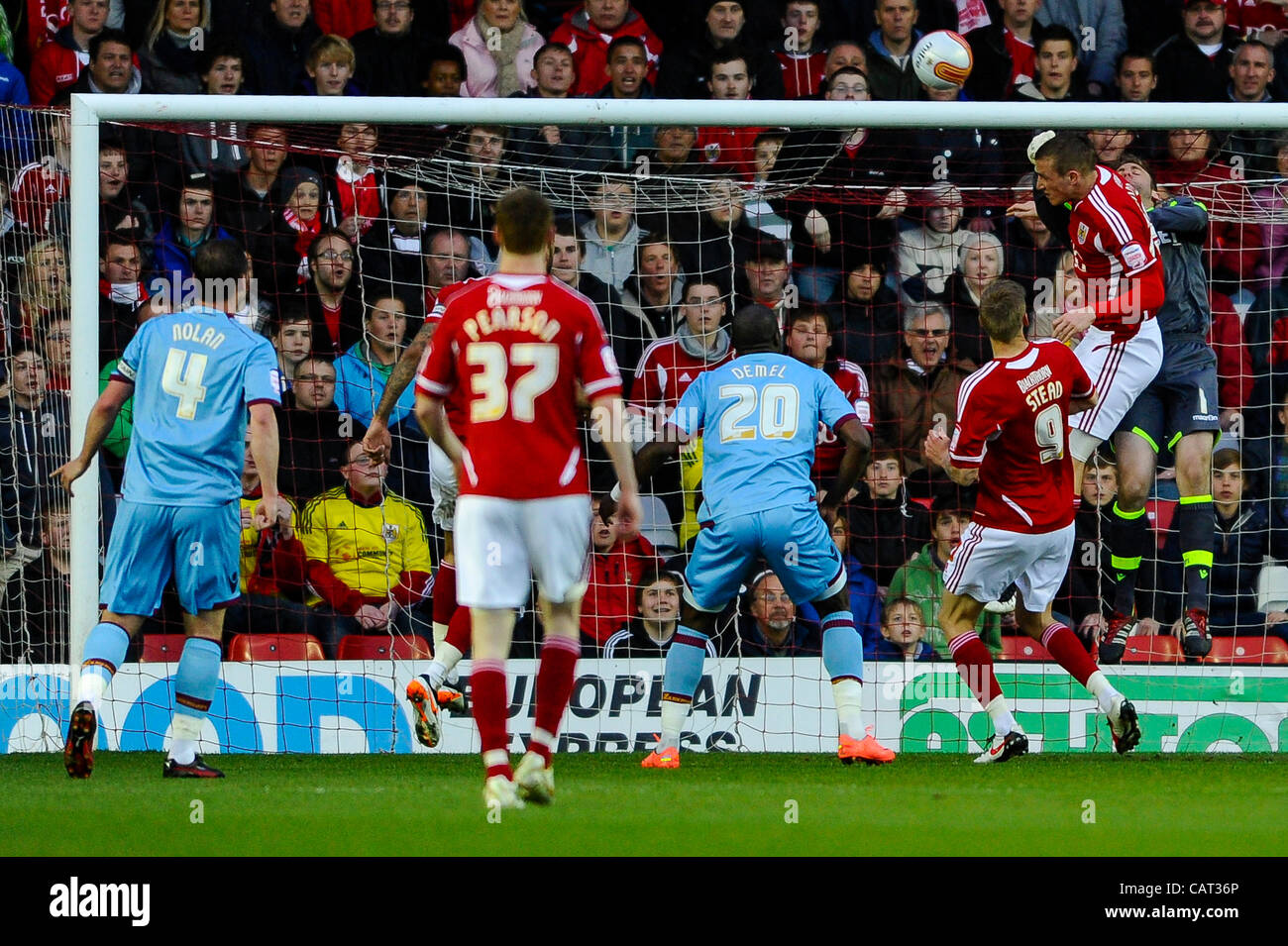 17.04.2012 a Bristol, Inghilterra. West Ham Portiere Robert Green (ITA) perfora una testata sopra la barra durante la prima metà del campionato npower football match tra Bristol City e il West Ham United a stadio di Ashton Gate. Foto Stock