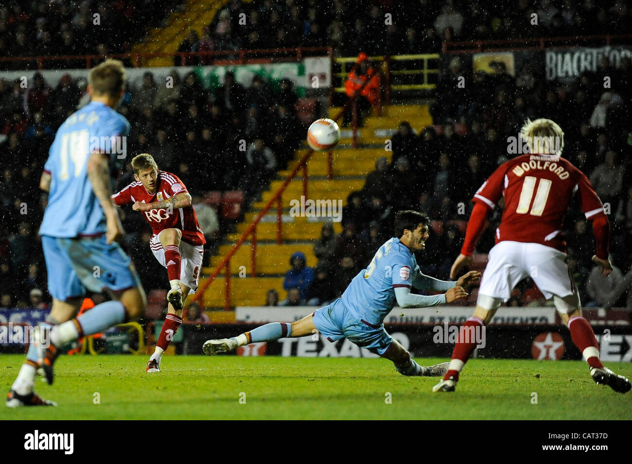 17.04.2012 a Bristol, Inghilterra. La città di Bristol avanti Jonathan Stead (ITA) germogli durante la seconda metà del campionato npower football match tra Bristol City e il West Ham United a stadio di Ashton Gate. Foto Stock 17.04.2012 a Bristol, Inghilterra. La città di Bristol avanti Jonathan Stead (ITA) germogli durante la seconda metà del campionato npower football match tra Bristol City e il West Ham United a stadio di Ashton Gate. Foto Stock