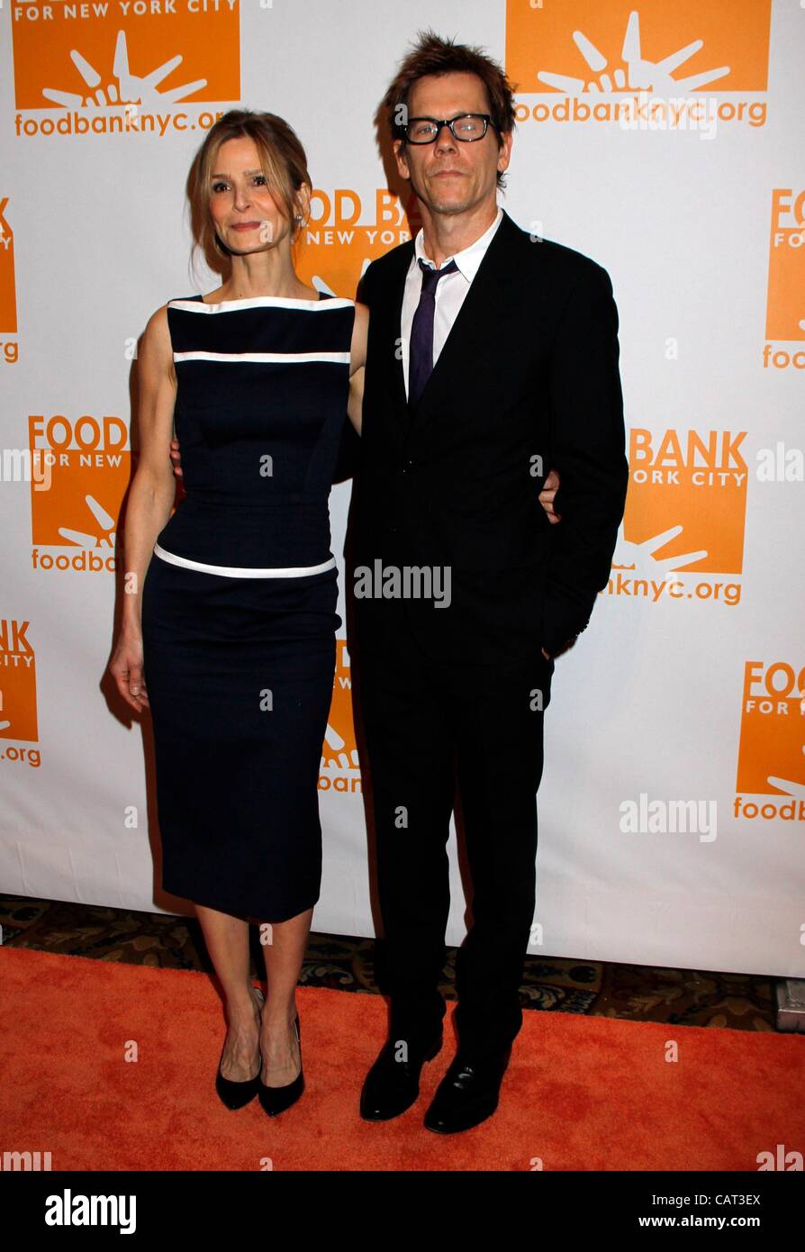 Kevin Bacon, Kyra Sedgwick presso gli arrivi per cibo banca per New York Can-Do Awards Cena, Cipriani Restaurant Wall Street, New York, NY Aprile 17, 2012. Foto: F. Burton Patrick/Everett Collection Foto Stock