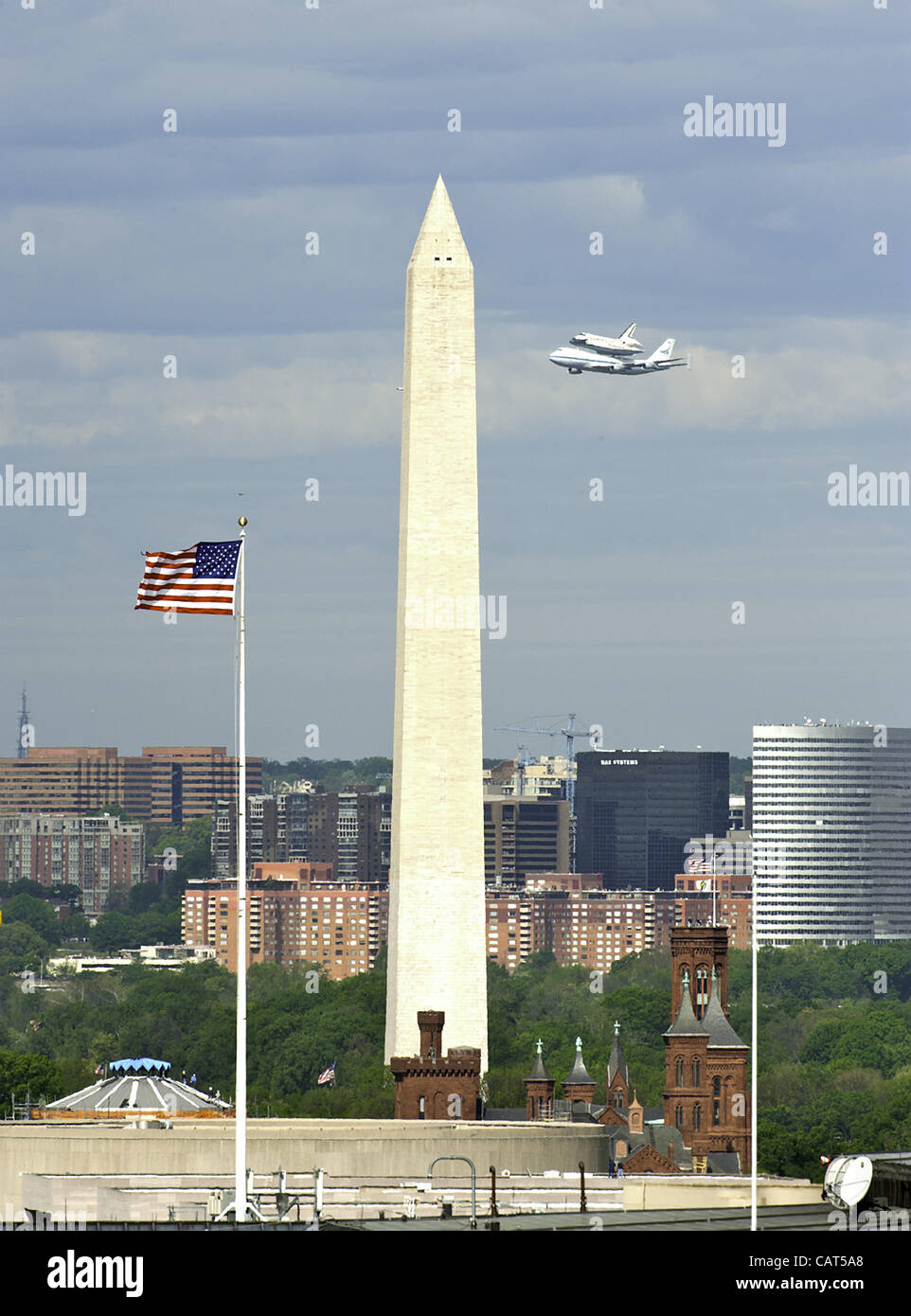 Lo space shuttle Discovery, montata in cima ad un NASA 747 vettore navetta velivolo vola sopra il Monumento a Washington il 17 aprile 2012 a Washington, DC. Scoperta, il primo orbiter ritirato dalla NASA shuttle fleet, completato 39 missioni, trascorso 365 giorni nello spazio, orbitavano terra 5,830 volte e viaggiato 1 Foto Stock
