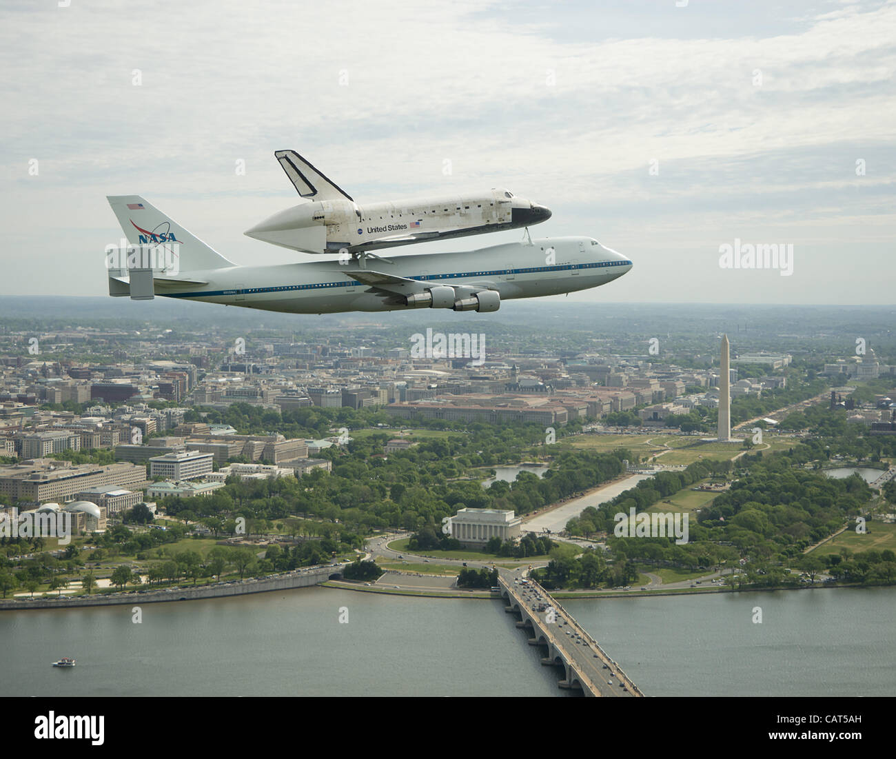 Lo space shuttle Discovery, montata in cima ad un NASA 747 vettore navetta velivolo vola sopra la skyline di Washington Aprile 17, 2012 in Washington, DC. Scoperta, il primo orbiter ritirato dalla NASA shuttle fleet, completato 39 missioni, trascorso 365 giorni nello spazio, orbitavano terra 5,830 volte e viaggiato 14 Foto Stock