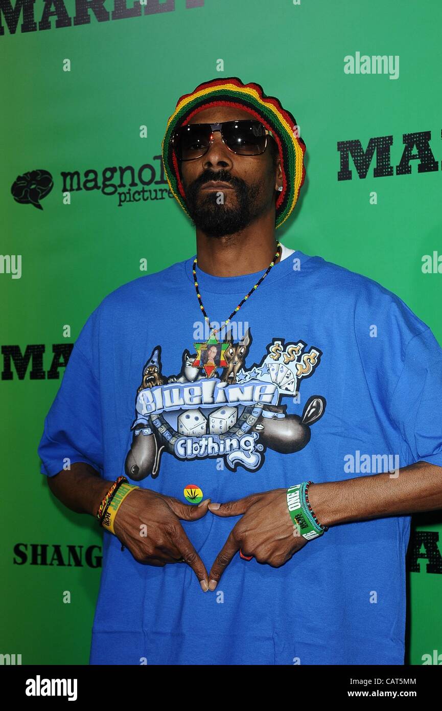 Snoop Dogg presso gli arrivi per MARLEY Premiere, ArcLight Glossari Affini Dome, Los Angeles, CA 17 aprile 2012. Foto di: Tony Gonzalez/Everett Collection Foto Stock