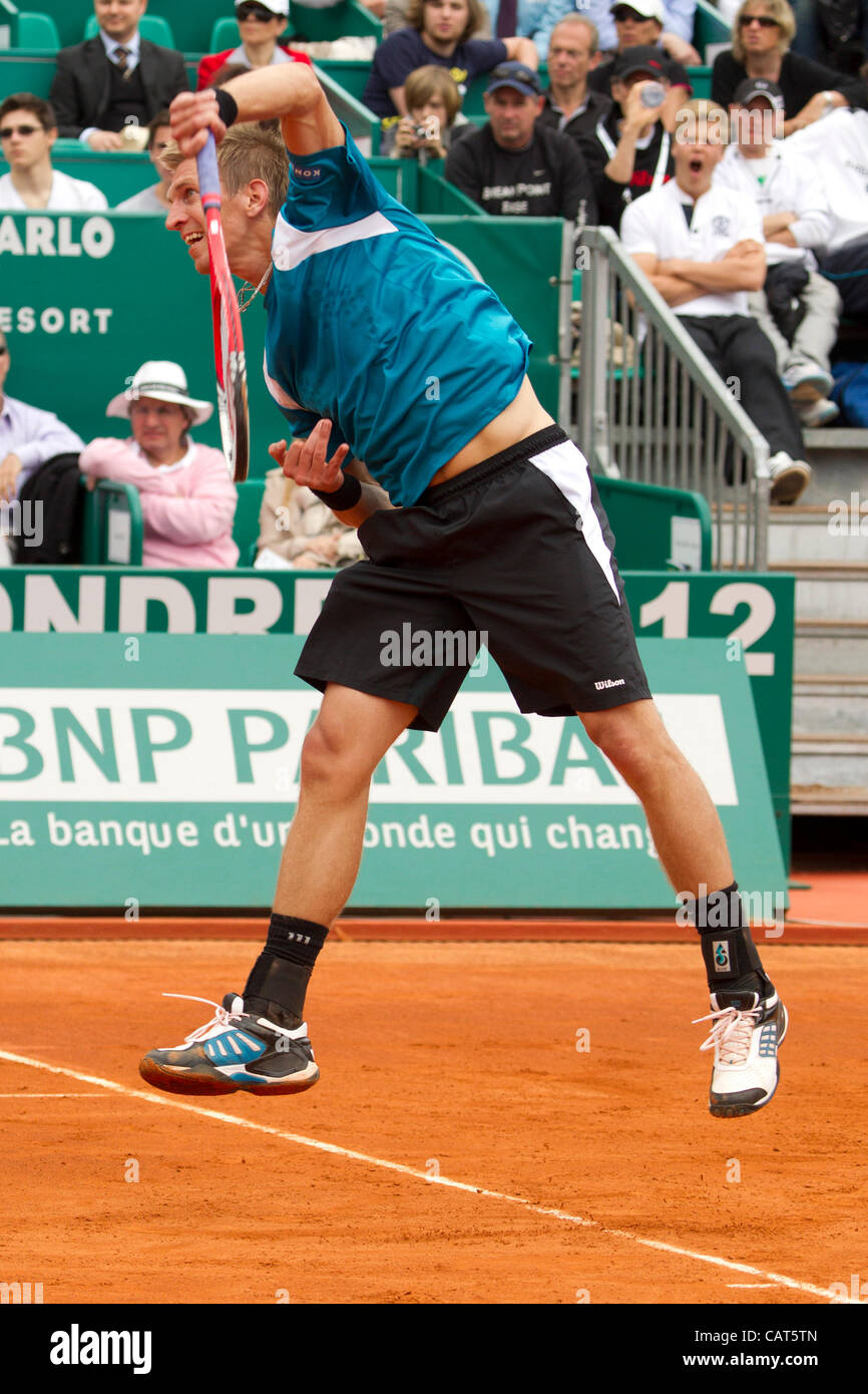 18/04/2012 Monte Carlo, Monaco. Jarkko NIEMINEN (FIN) in azione durante il secondo turno match tra Rafael Nadal (ESP) e Jarkko NIEMINEN (FIN) presso l'ATP Monte Carlo Masters di tennis torneo tenutasi nel Monte Carlo Country Club di Monaco. Credito: Mitchell Gunn. Foto Stock