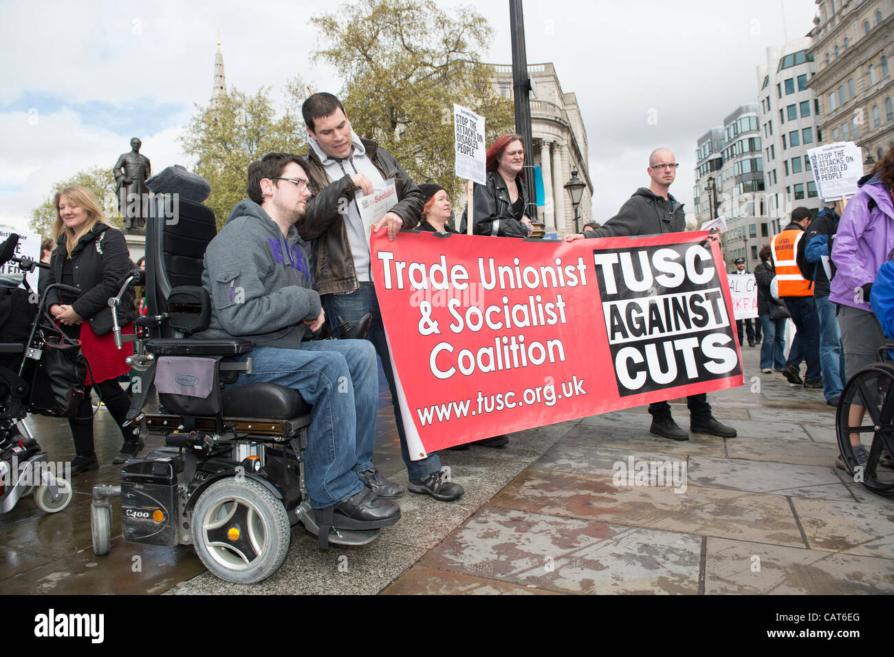 18 aprile 2012, Trafalgar Square,Londra. Le persone disabili bloccano la strada causando enormi la congestione lungo il filamento e altre strade per protestare contro i tagli che colpiscono i residenti disabili di Islington. Foto Stock