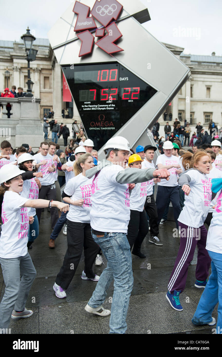 18 aprile 2012, Trafalgar Square, Londra. Il cast e stelle dal West End mostra mettere su un display sotto l'orologio olimpico per celebrare il 100 giorno e conto alla rovescia per incoraggiare i visitatori olimpici a venire per il West End. Foto Stock