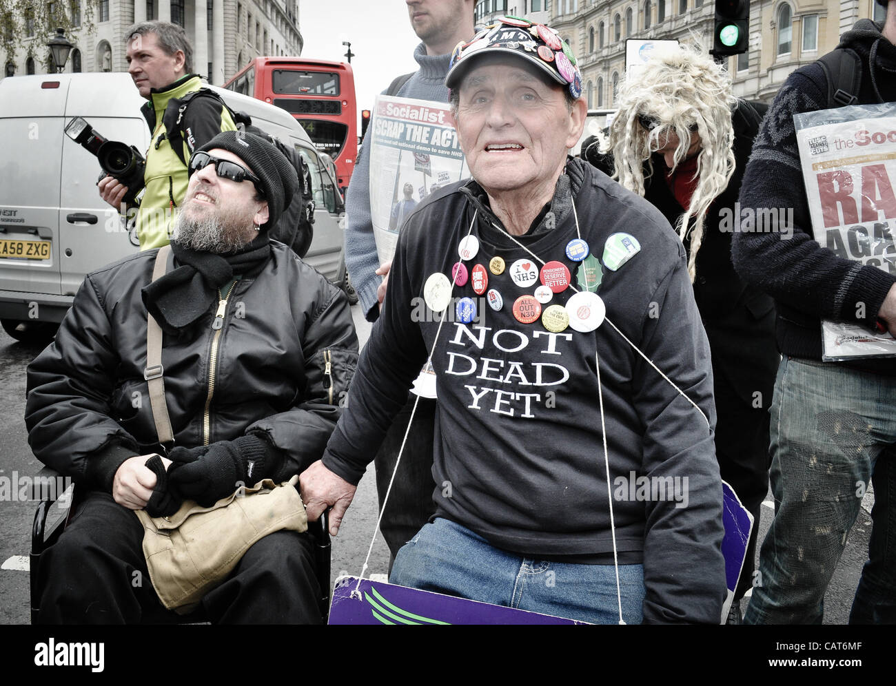 18/04/12, Londra, UK: manifestanti bloccano strade a Trafalgar Square per cercare di evidenziare i problemi incontrati dalle persone disabili, comprese le modifiche alle prestazioni di disabilità. Foto Stock