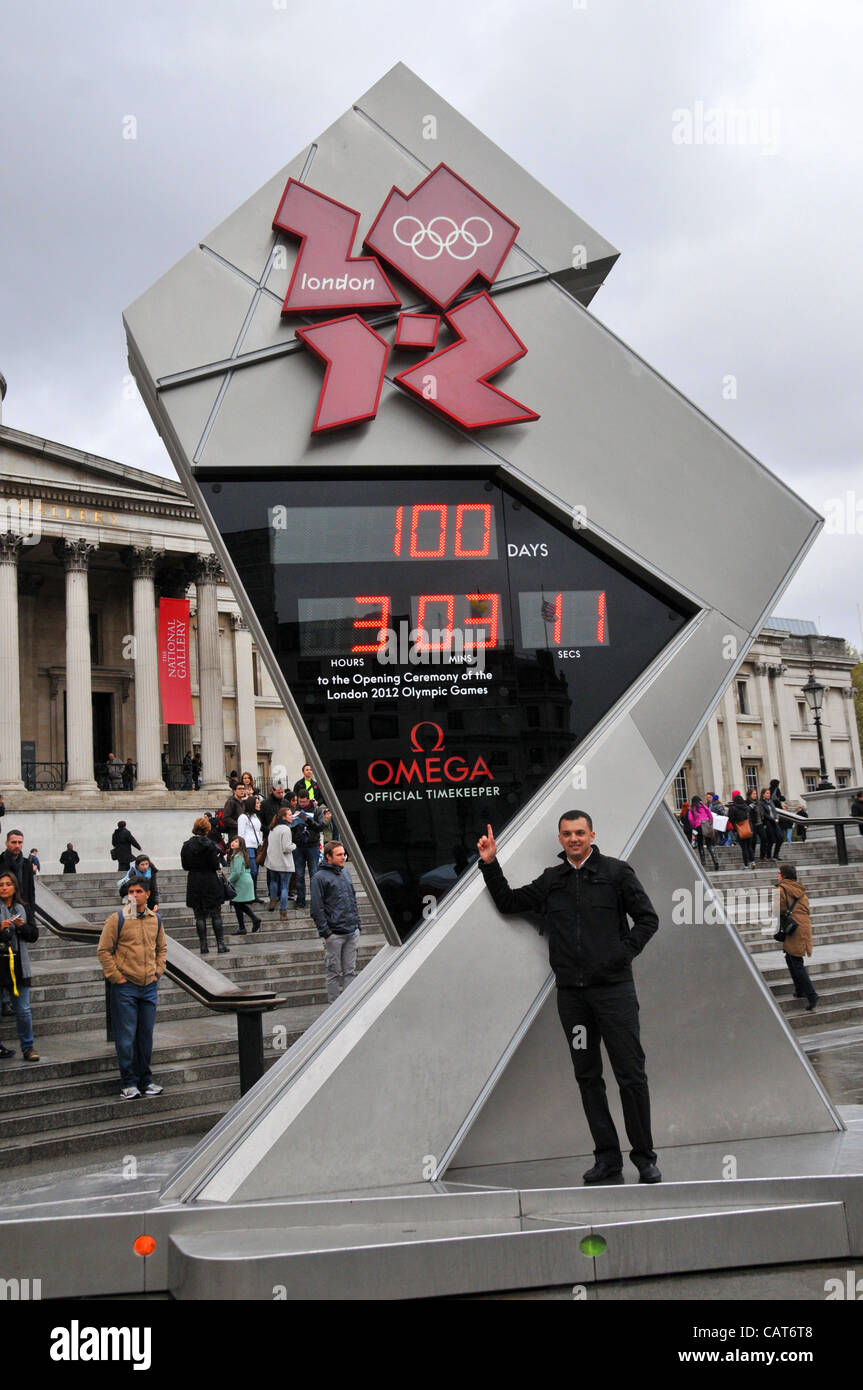 Un punti turistici per l'orologio olimpico in Trafalgar Square con la National Gallery in background mostra che ci sono 100 giorni fino alla cerimonia di apertura. 18 Aprile 2012 Foto Stock