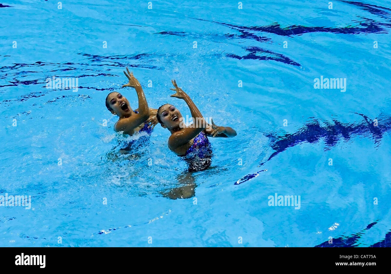 18.04.2012. Londra Inghilterra. Il London Aquatics Centre. FINA di nuoto sincronizzato qualificazione olimpica. Il Giappone Chisa Kobayashi, Mariko Sakai in azione durante i duetti Routine tecnico, presso il London Aquatics Centre il giorno uno.18-22 Aprile, 2012 Londra, Inghilterra. Parte delle Olimpiadi del 2012 a Londra Foto Stock