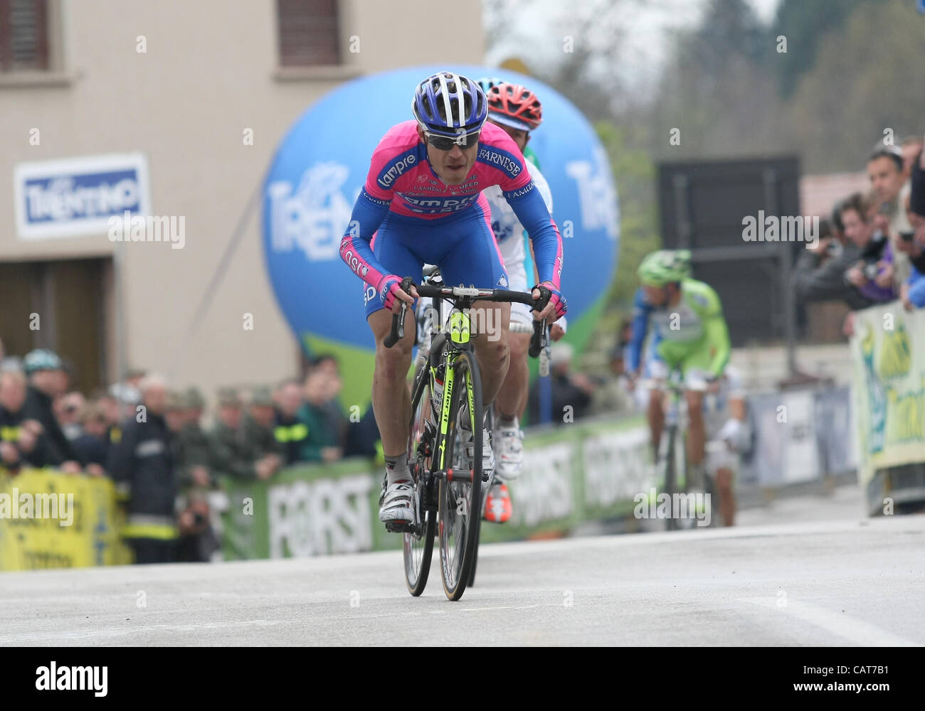 18.04.2012, Sant'Orsola Terme, Italia. Damiano CUNEGO davanti a Carlos Alberto BETANCUR GOMEZ in azione durante il tour du TRENTIN - GIRO DEL TRENTINO 2012 - Fase 2 Damiano CUNEGO da Italia Team Lampre ISD vince la tappa, Mathias FRANK (SUI) BMC RACING TEAM è ora il nuovo leader globale dopo la fase 2 Foto Stock