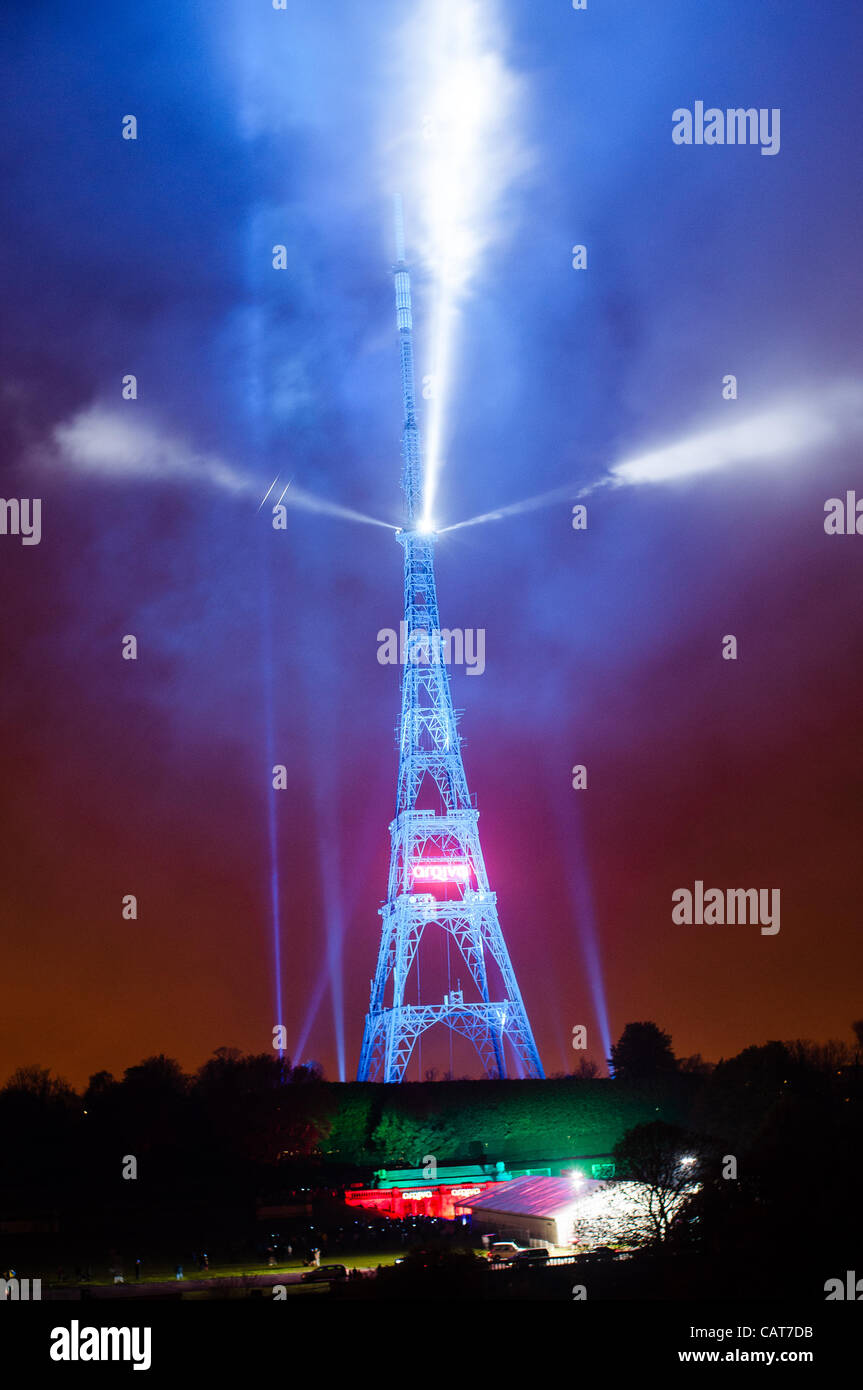 18/04/12, Londra, UK: 200.000 watt di illuminazione illumina la 219 metri a Crystal Palace torre televisiva, come parte di Arqiva's 'Switch Over Night". L'evento e spettacolo di luci ha avuto luogo per celebrare il passaggio dalla TV analogica a quella digitale servizi in Londra. Foto Stock