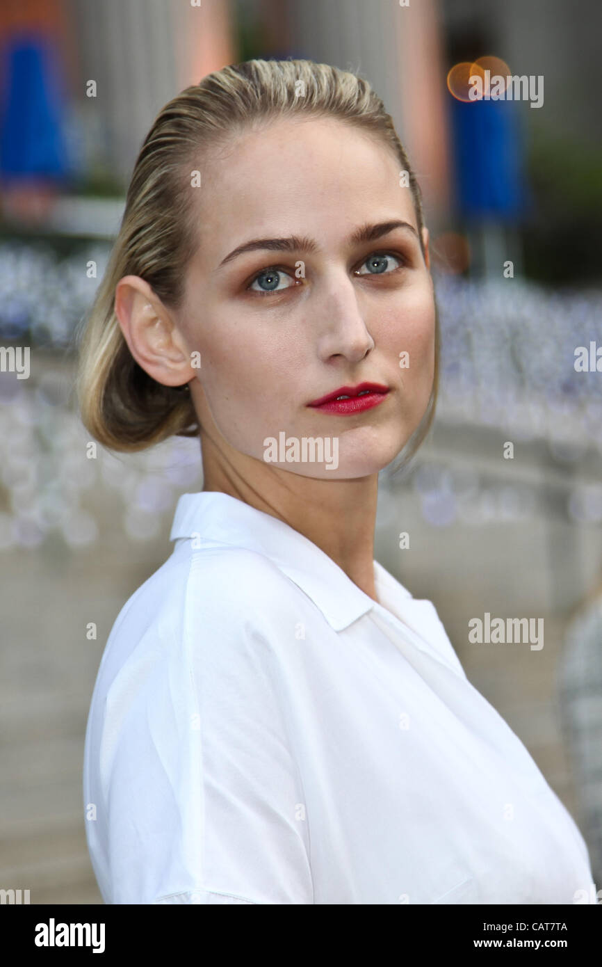 NEW YORK - 17 aprile: attrice Leelee Sobieski frequentare il Vanity Fair Party durante il Tribeca Film Festival Aprile 17, 2012 a New York. Foto Stock