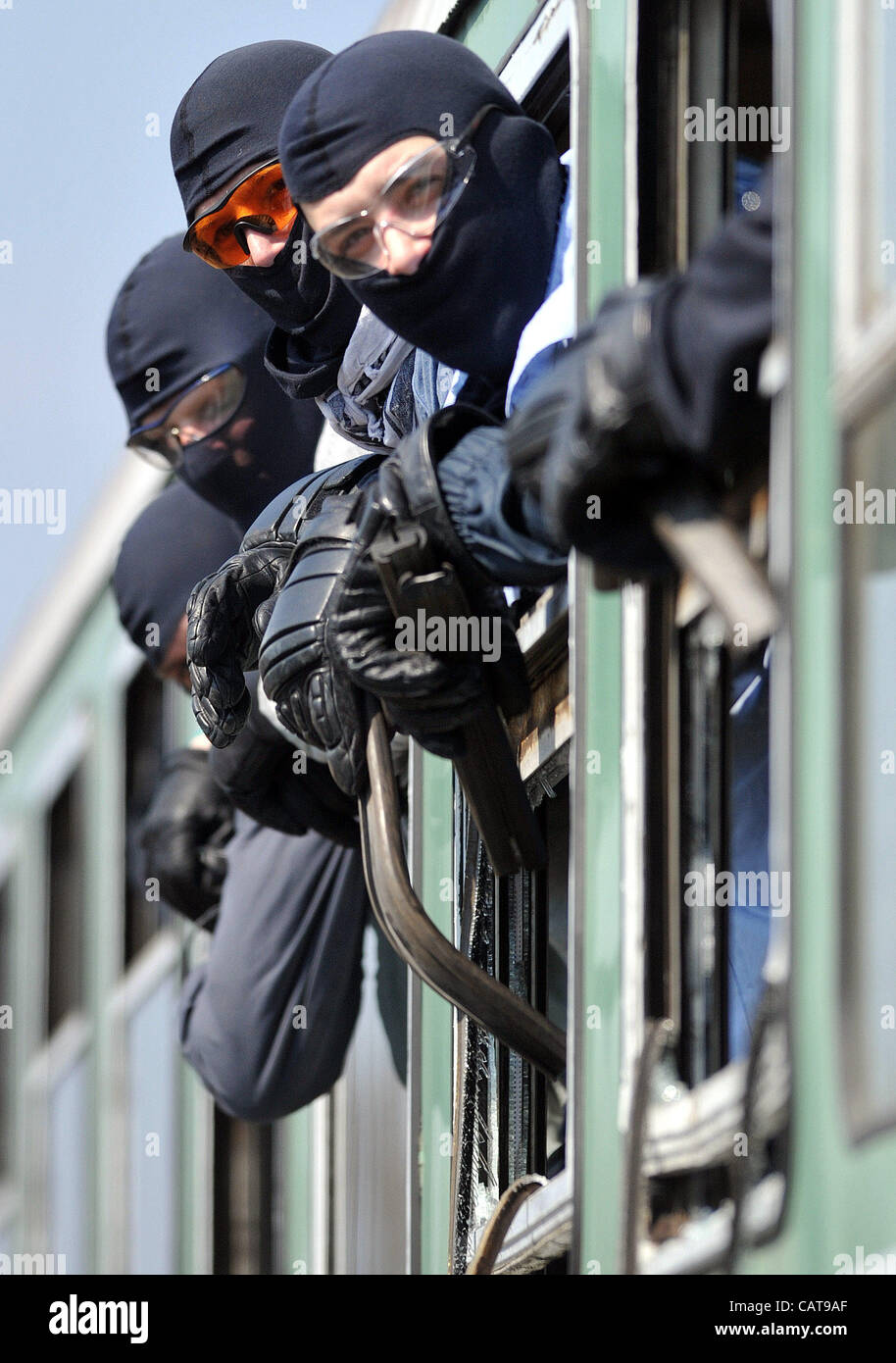 Riot Police pratica di Pardubice e Liberec regioni, Repubblica Ceca e Wroclaw, Polonia praticata in deposito dei treni come intervenire contro la violenza nei treni. Il polacco e il ceco polizia addestrato per evitare problemi durante l'EURO 2012, il torneo di calcio, in Ceska Trebova, Repubblica Ceca il 18 aprile Foto Stock