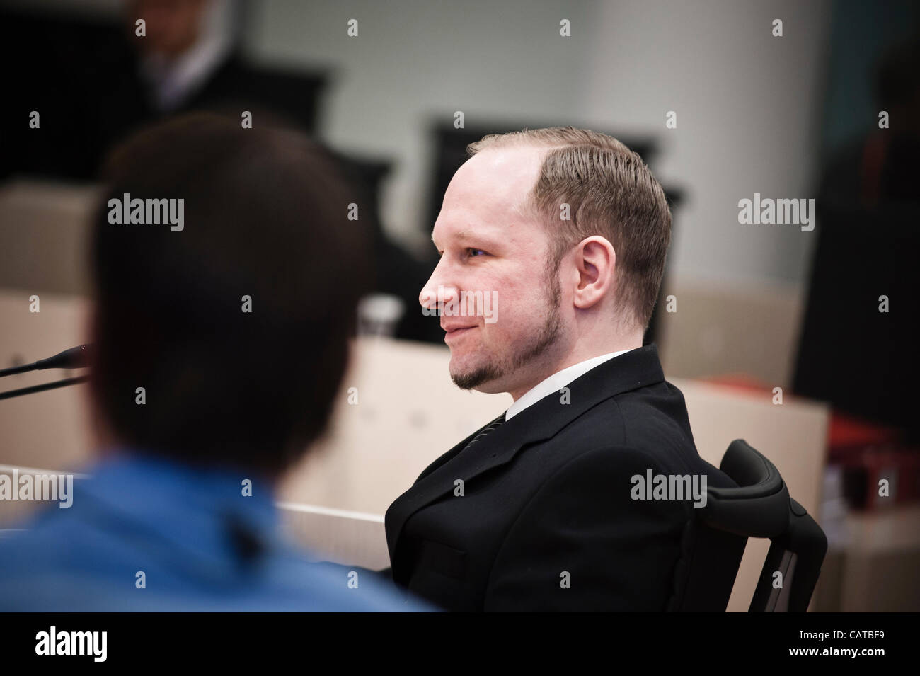 Oslo, Norvegia. 19/04/2012. Anders Behring Breivik sorrisi in tribunale. L'estremista Rightwing è sul banco di prova di Oslo in tribunale per aver ucciso 77 persone in due attentati in Norvegia lo scorso anno. Breivik ha già confessato di attentati in Norvegia. La sua sanità mentale viene ora messo in discussione Foto Stock