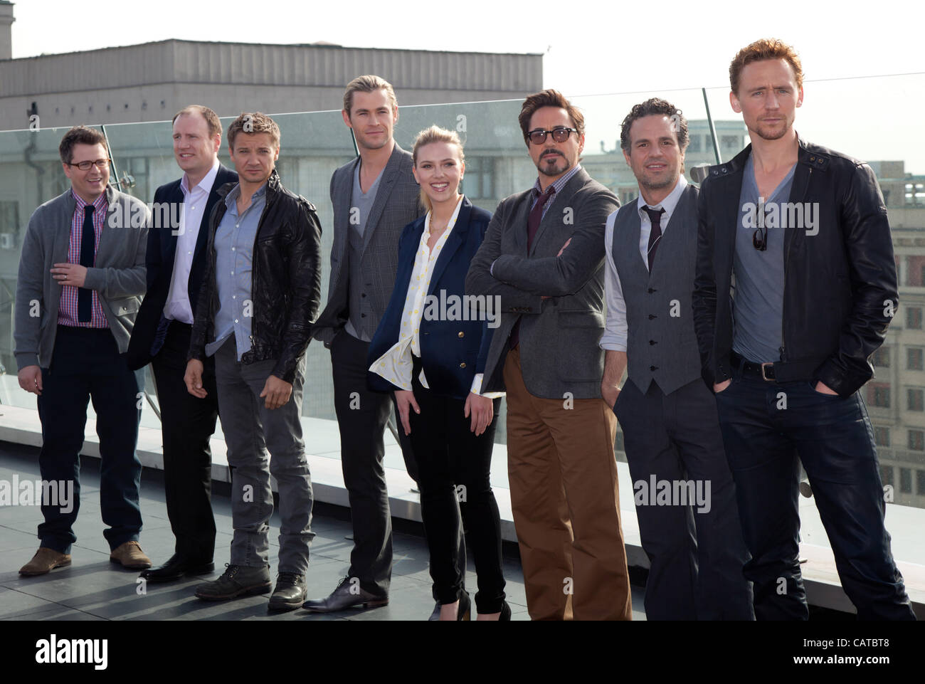 Aprile 17, 2012 - Moscow, Russia - Aprile 17,2012.Mosca,Russia.I Vendicatori premier a Mosca. Nella foto:l-r i produttori Jeremy Latchem, Kevin Feige, attori Jeremy Renner, Chris Hemsworth, Scarlett Johansson, Robert Downey Jr, Mark Ruffalo e Tom Hiddlston a photocall davanti a una conferenza stampa a p Foto Stock