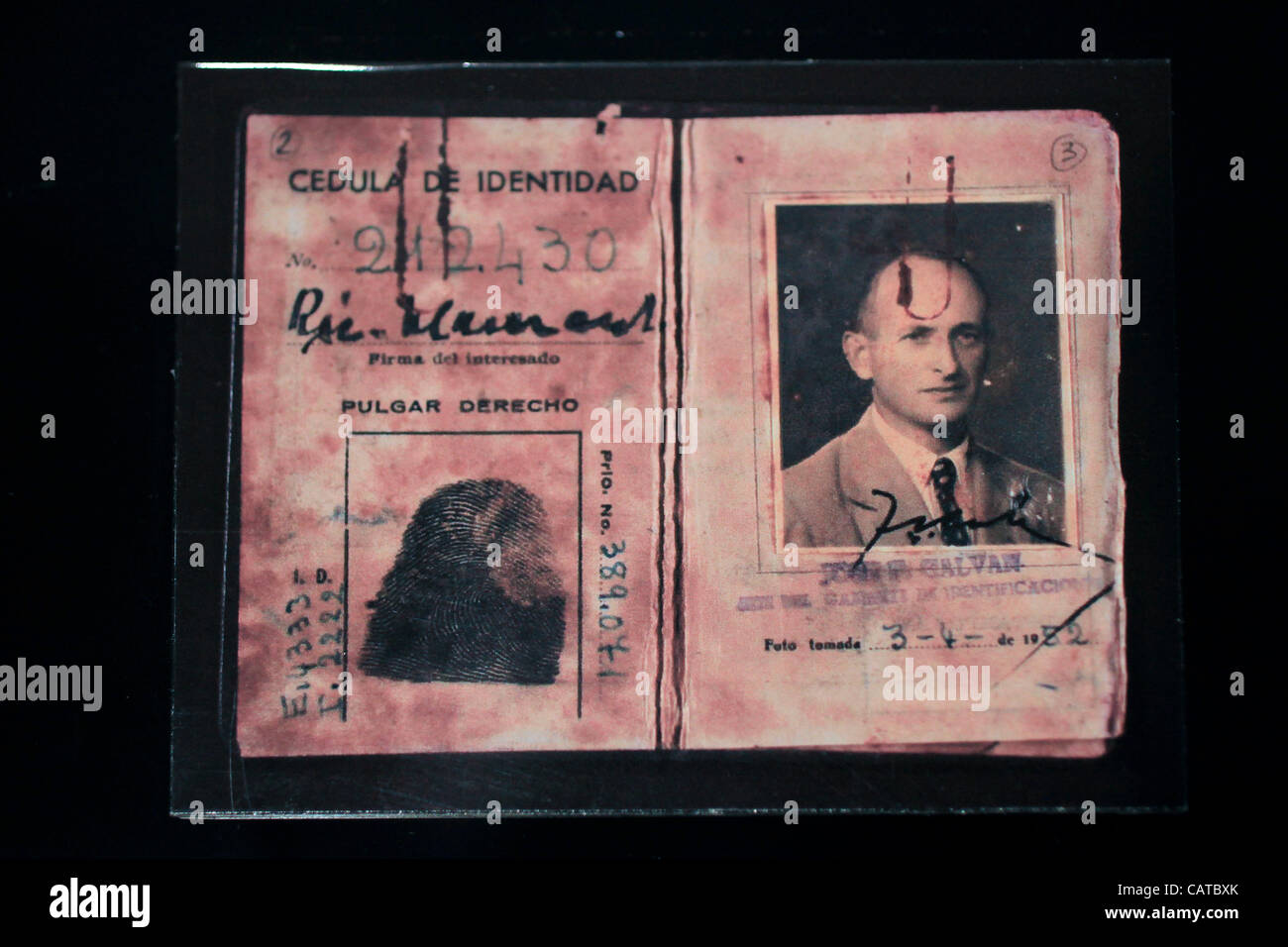 Argentino carta di identità del SS ufficiale nazista Adolf Eichmann sul display in una mostra a Beit Hatfutsot, il museo del popolo ebraico a Tel Aviv University il 19 aprile 2012. Lo stato di Israele segna l'olocausto annuale Giorno del Ricordo Foto Stock