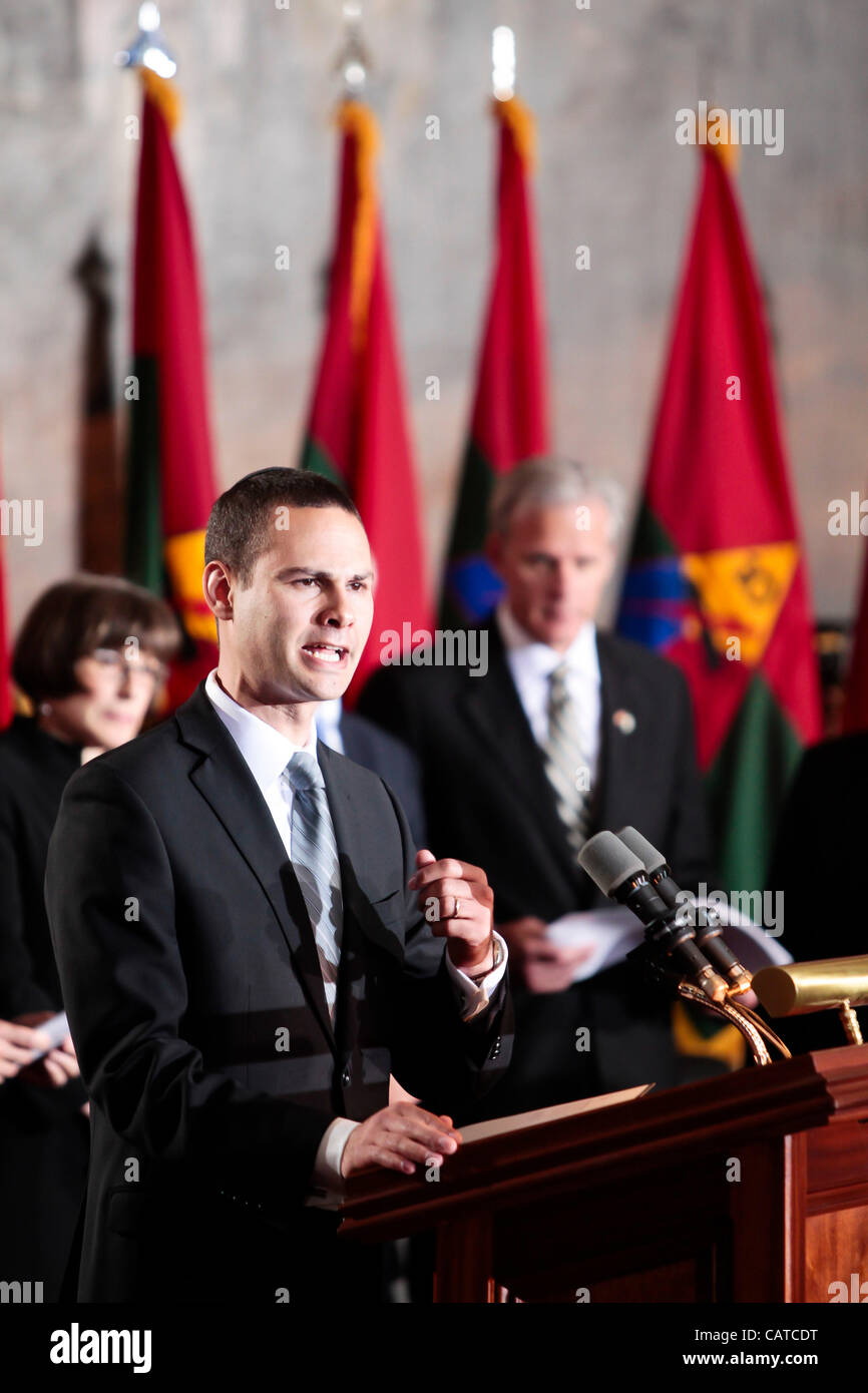 Aprile 19, 2012 - Washington, DC, Stati Uniti - AZI SCHWARTZ molle a ricordo dell'Olocausto rispetto alla cerimonia di inaugurazione il Campidoglio US Rotunda. (Credito Immagine: © James Berglie/ZUMAPRESS.com) Foto Stock