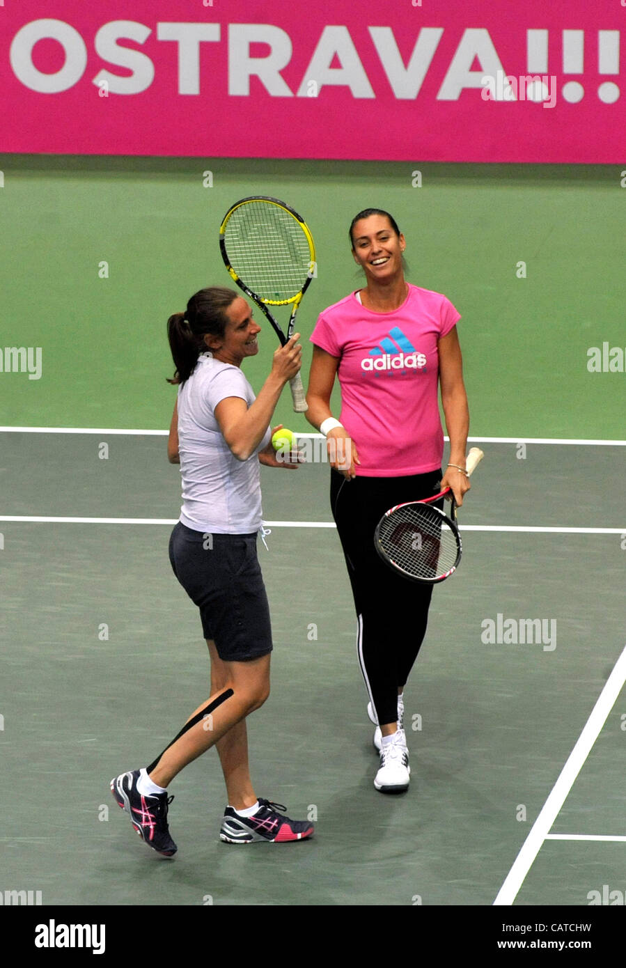 Roberta Vinci, Flavia PENNETTA (ITA) durante la formazione prima che la Fed Cup match tra Repubblica Ceca e Italia a Ostrava, Repubblica Ceca, giovedì, 19 aprile 2012.(CTK foto/Jaroslav Ozana) Foto Stock