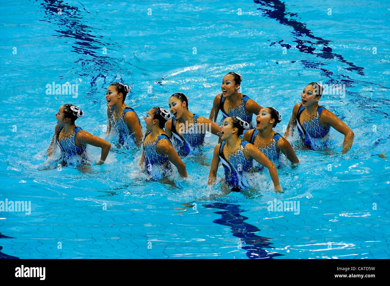 19.04.2012. Stratford East Lonfon, Inghilterra. Il London Aquatics Centre. FINA di nuoto sincronizzato qualificazione olimpica. Il Giappone Yumi Adachi, Aika Hakoyama, Inui la Yukiko, Chisa Kobayashi, Risako Mitsuri, Mai Nakamura, Mariko Sakai, Kurumi Yoshida in azione presso il London Aquatics Centre durante il T Foto Stock