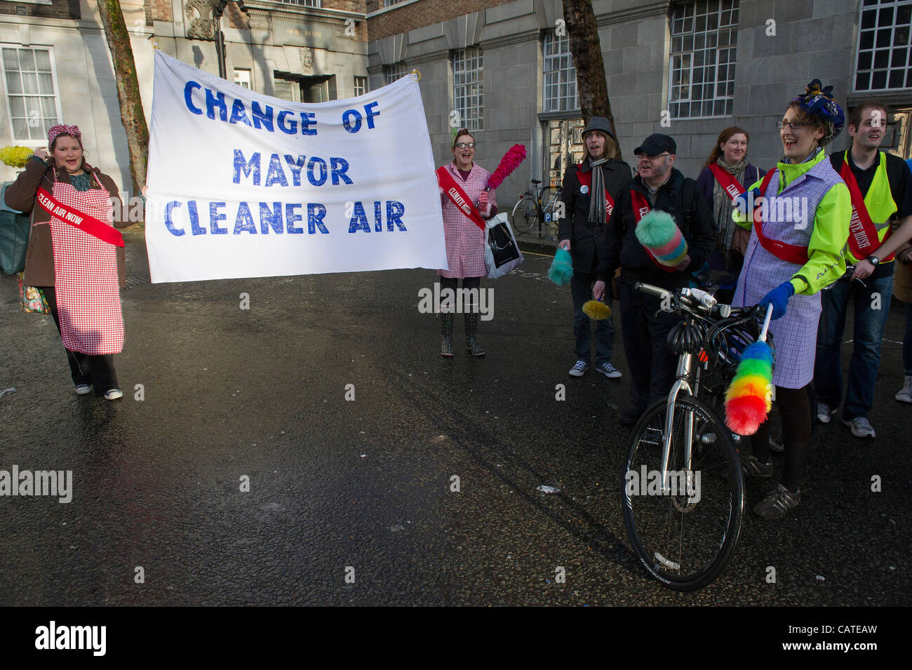 Clima Rush, guidato da Tamsin Omond, domanda di aria più pulita a Londra ed effettuare una pulizia di primavera al di fuori di Defra e quindi in Piazza del Parlamento, il quale ha elevata registrati i livelli di inquinamento. Il loro slogan per la giornata è "Modifica del sindaco, aria più pulita". Westminster, Londra, UK, 19 aprile 2012. Guy Campana, 07771 7862 Foto Stock