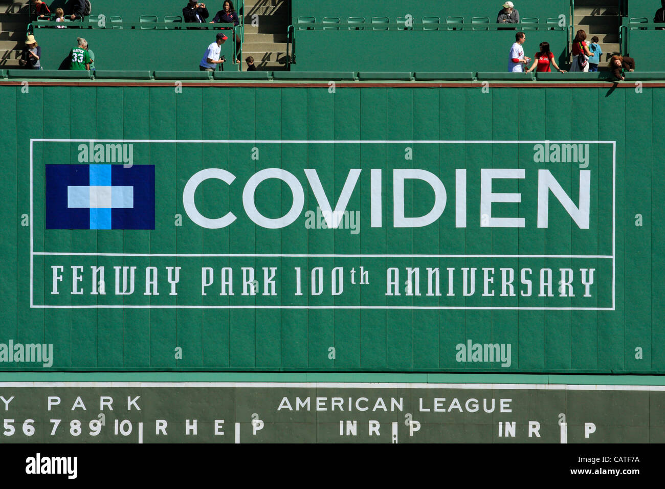 Boston, Massachusetts, USA. Aprile 19, 2012. Decine di Red Sox fans sedersi al mostro verde posti al Fenway Park il suo centesimo anniversario Open House Foto Stock