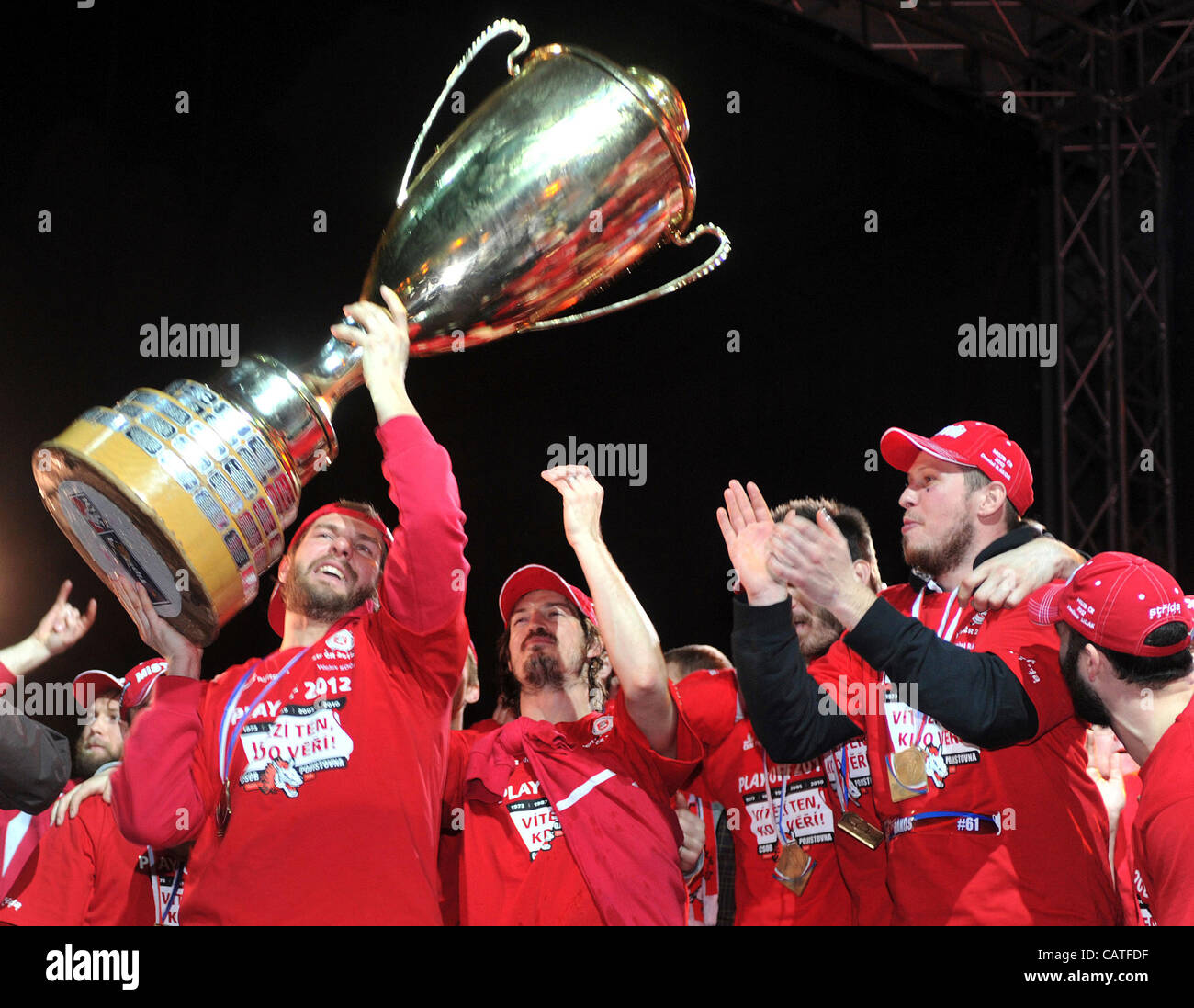 Giocatori di hockey su ghiaccio di Pardubice celebrato con ventole sul luogo Perstynske, centro città dopo il loro arrivo da Brno nel finale della Repubblica ceca hockey su ghiaccio Extraliga dove sono diventati campioni in aprile 20, 2012, Pardubice, Repubblica Ceca. (CTK foto/Alexand Foto Stock