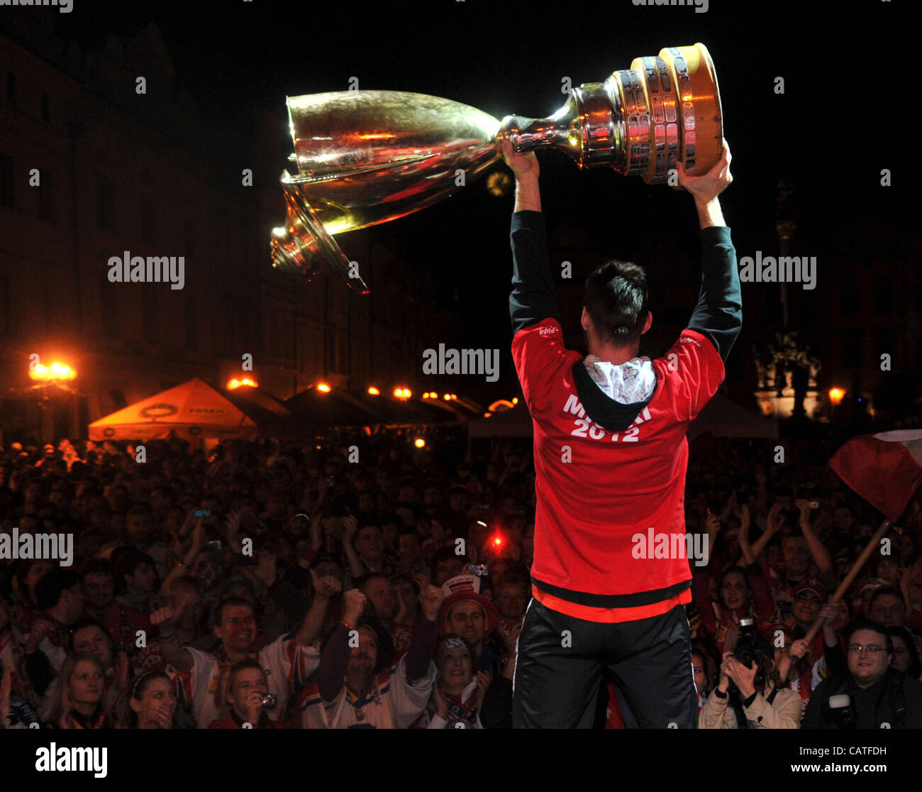 Giocatori di hockey su ghiaccio di Pardubice celebrato con ventole sul luogo Perstynske, centro città dopo il loro arrivo da Brno nel finale della Repubblica ceca hockey su ghiaccio Extraliga dove sono diventati campioni in aprile 20, 2012, Pardubice, Repubblica Ceca. (CTK foto/Alexand Foto Stock