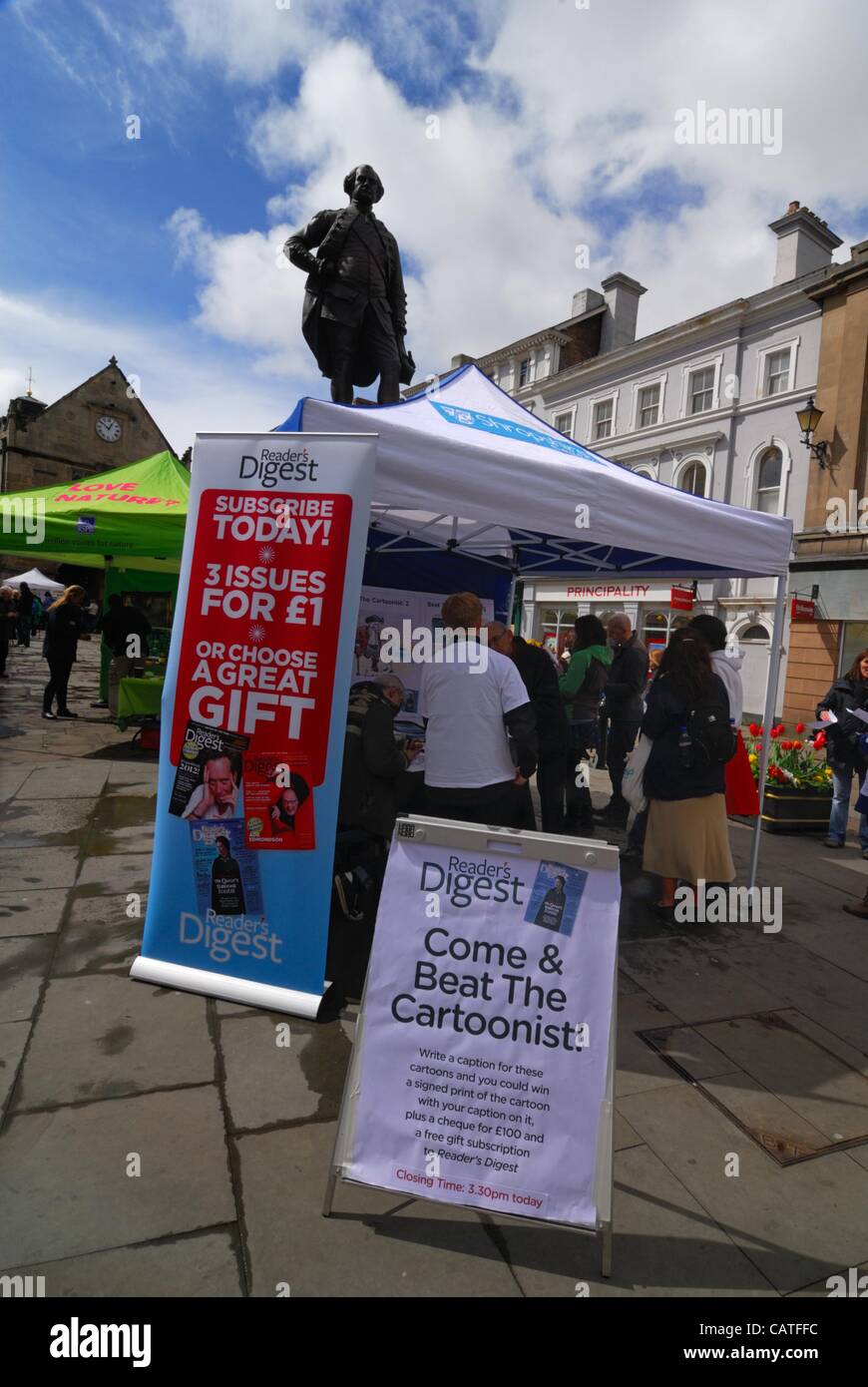 Venerdì 20 Aprile, 2012, Shrewsbury, Regno Unito Il Readers Digest "battere il fumettista' concorrenza presso la piazza della città a Shrewsbury durante l'annuale festival del fumetto. Foto Stock
